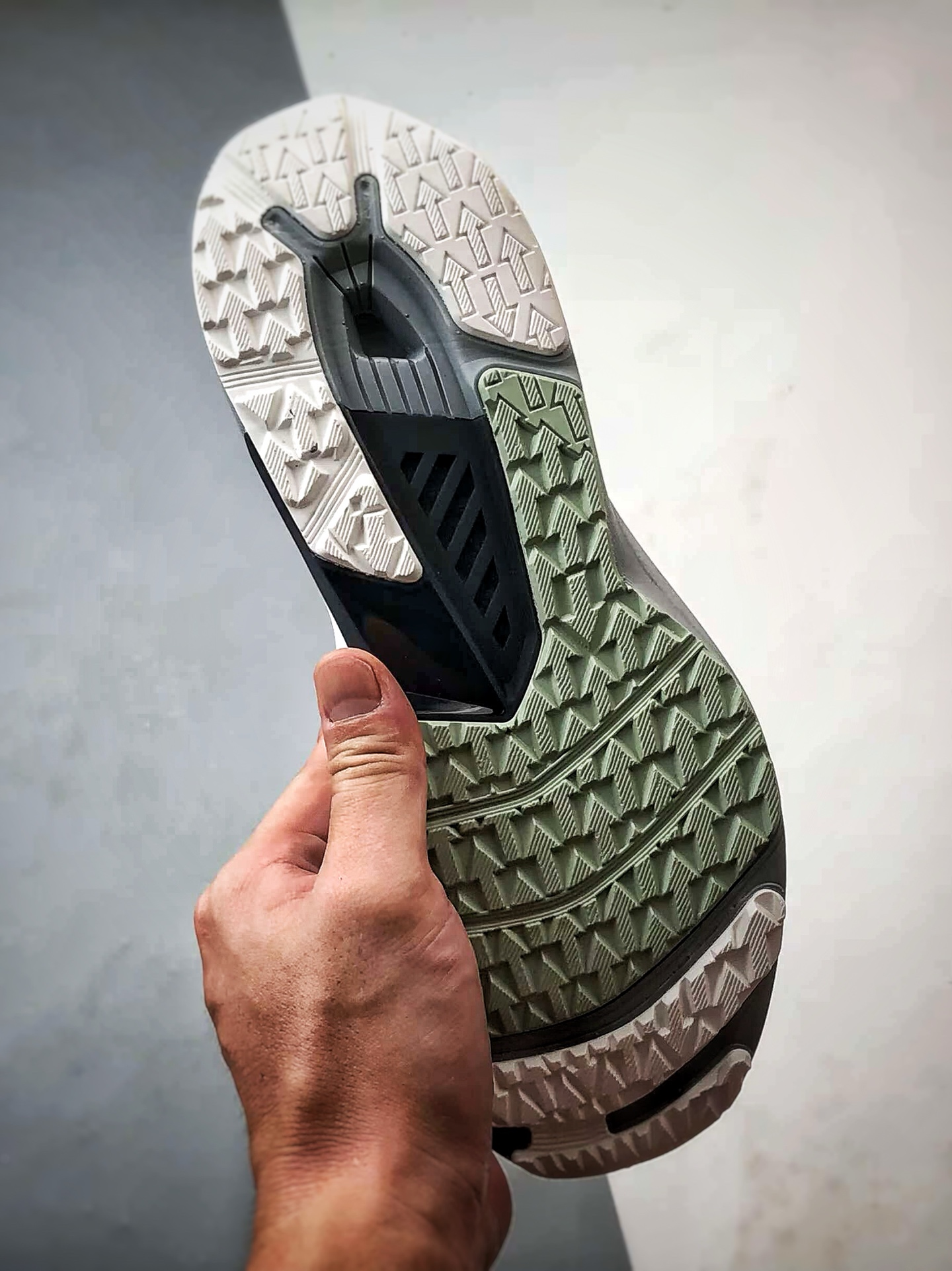 220 Descente Enerzite Fluid 2.0 Delta 白灰橙 流体学轻量低帮运动跑步鞋