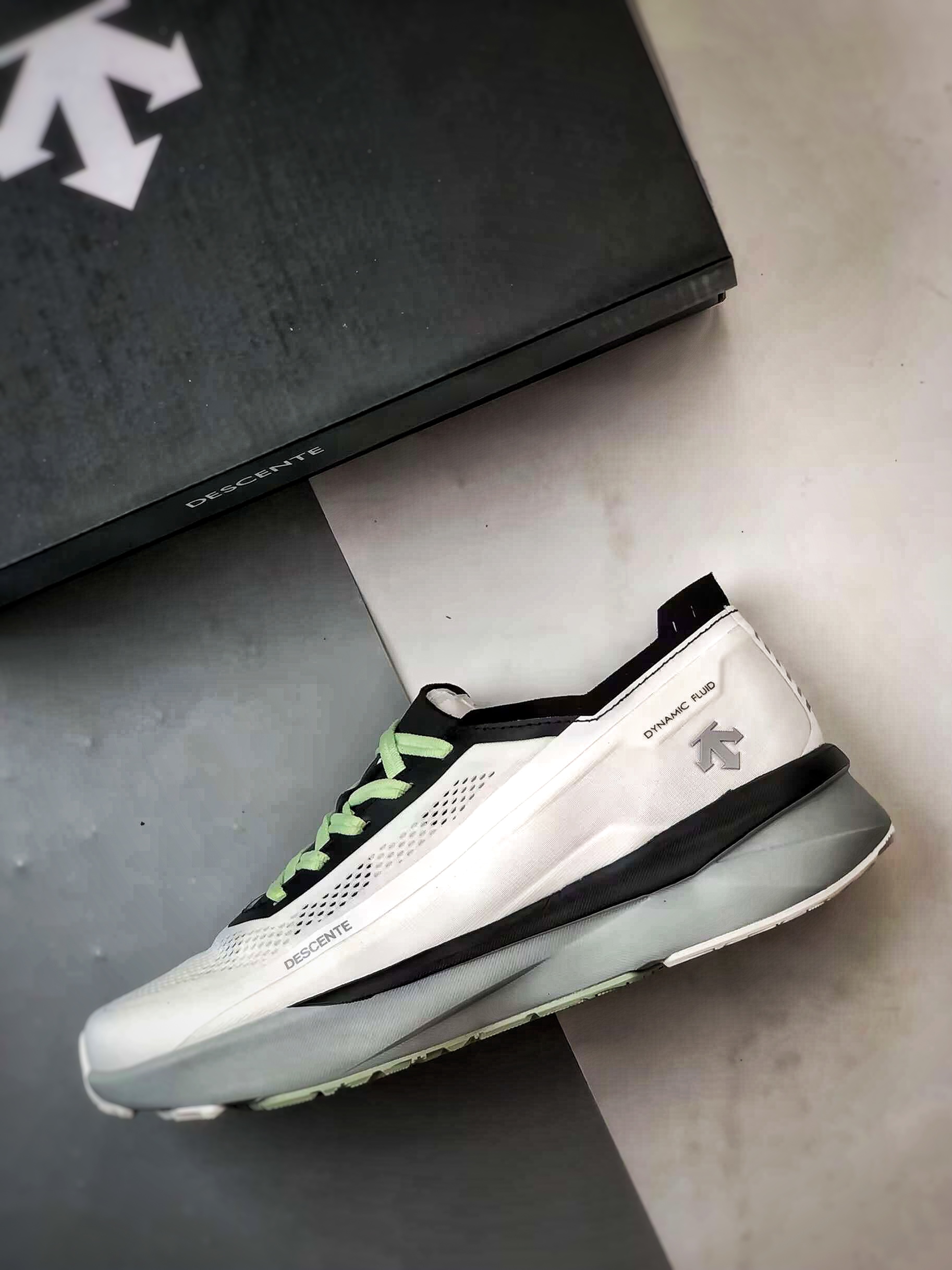 220 Descente Enerzite Fluid 2.0 Delta 白灰橙 流体学轻量低帮运动跑步鞋