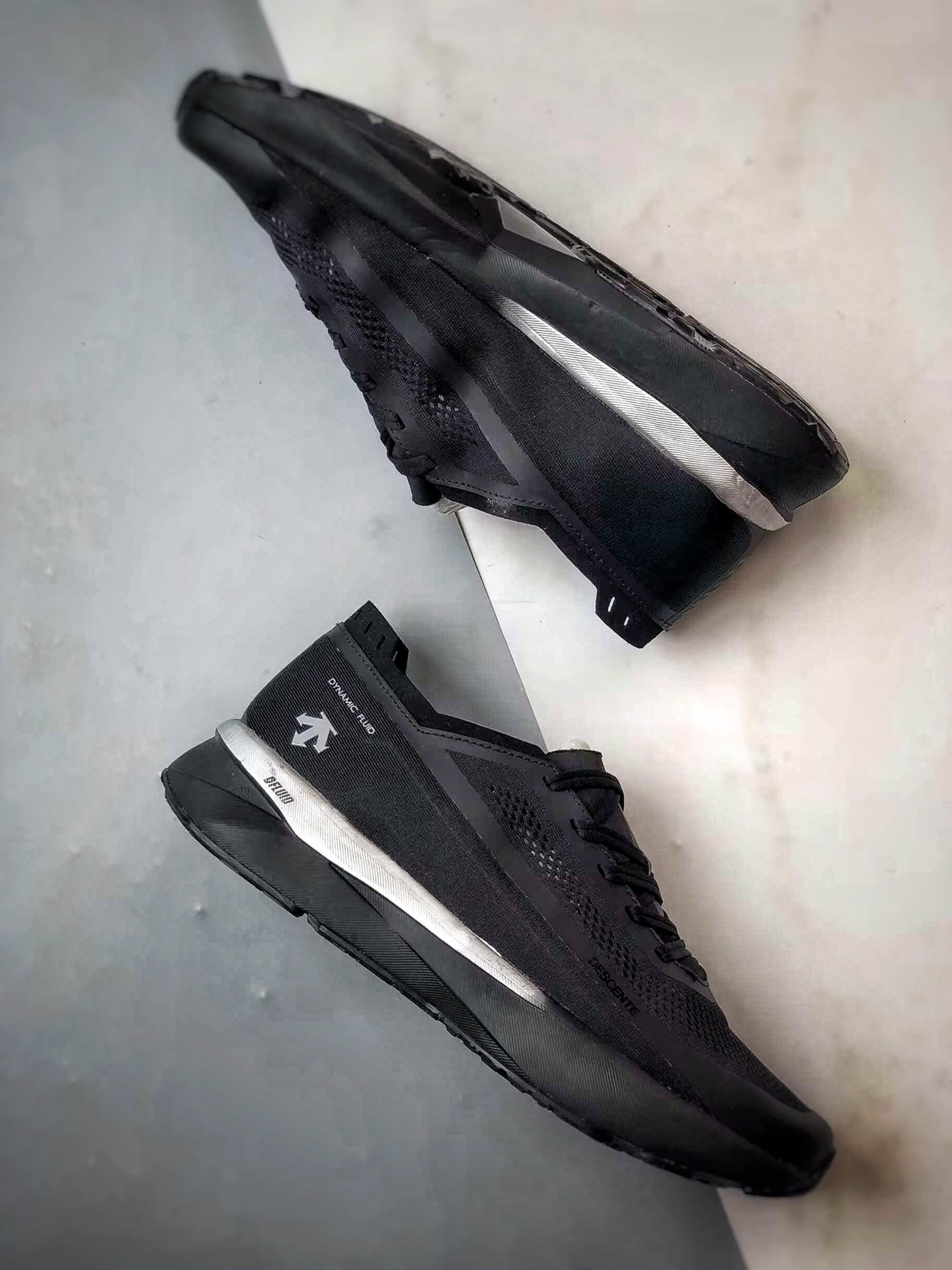 220 Descente Enerzite Fluid 2.0 Delta 黑银 流体学轻量低帮运动跑步鞋