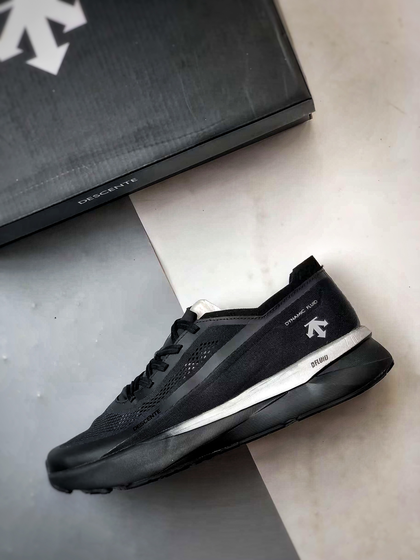 220 Descente Enerzite Fluid 2.0 Delta 黑银 流体学轻量低帮运动跑步鞋
