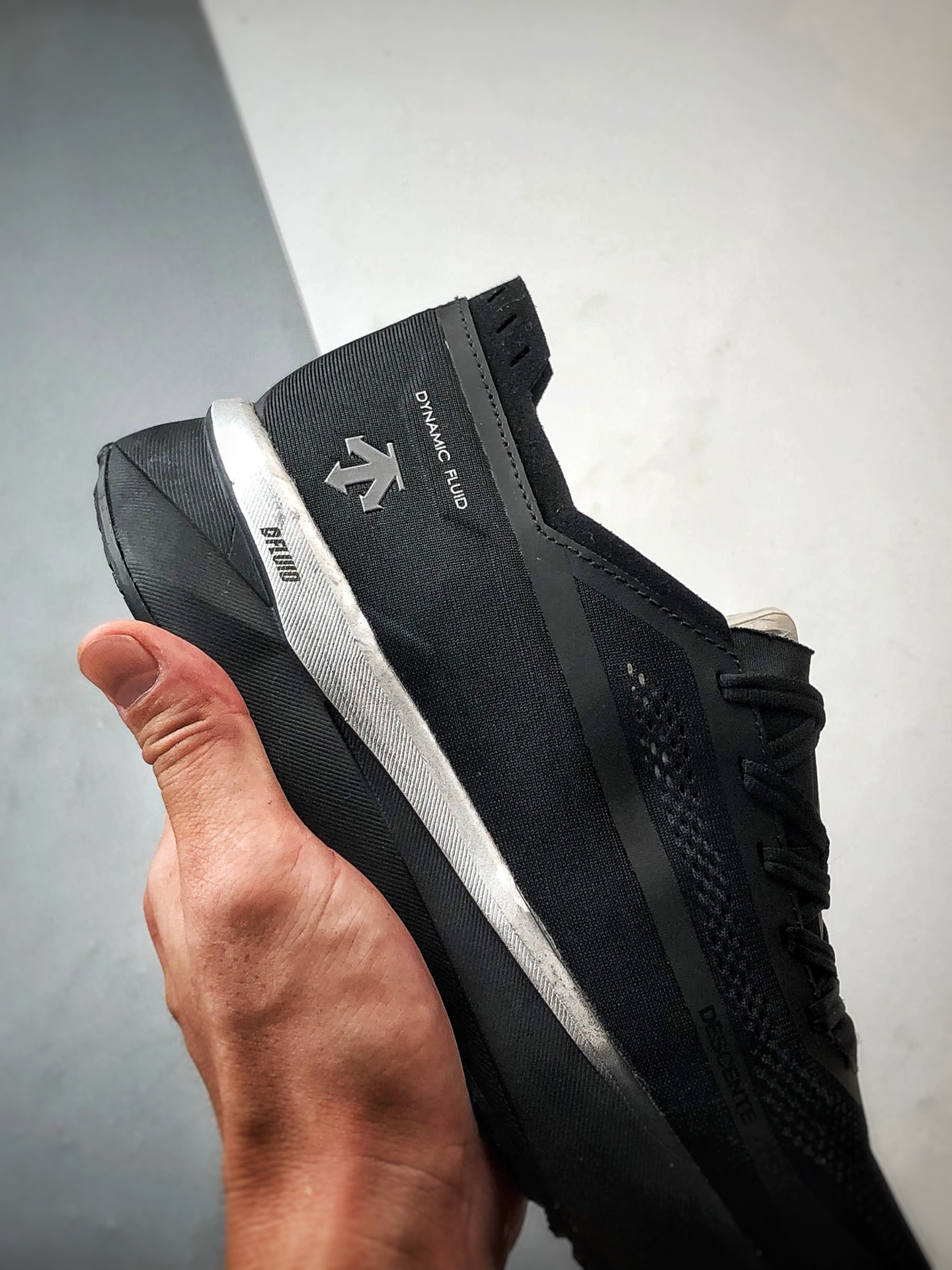 220 Descente Enerzite Fluid 2.0 Delta 黑银 流体学轻量低帮运动跑步鞋