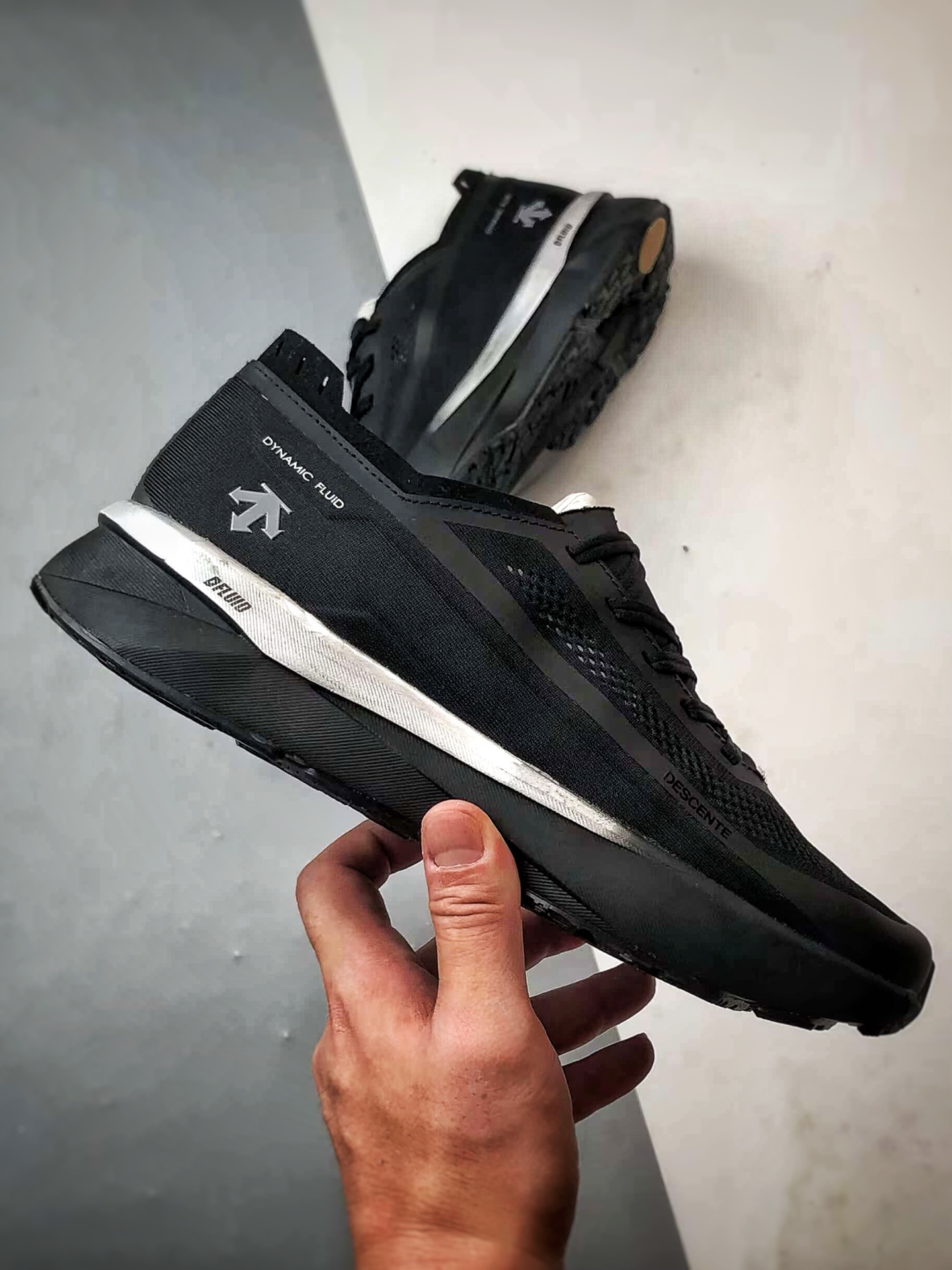 220 Descente Enerzite Fluid 2.0 Delta 黑银 流体学轻量低帮运动跑步鞋