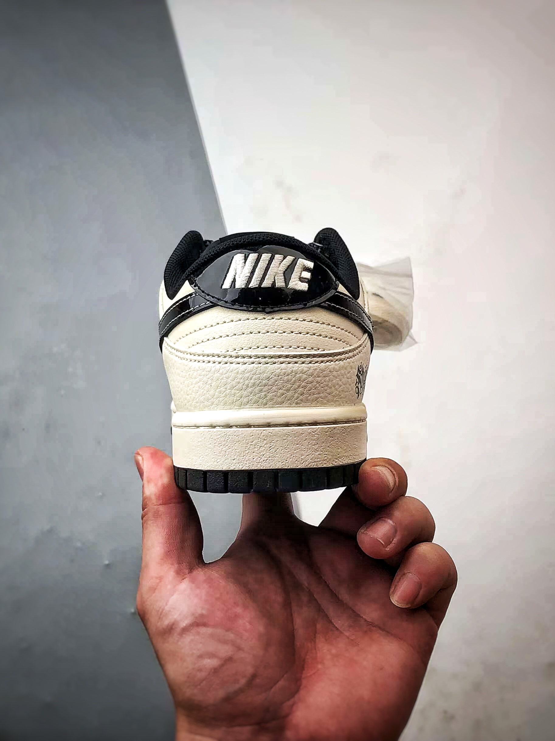 290 NK Dunk Low Retro ”DIY高端定制” 斯图西米白黑漆皮钩 低帮休闲运动板鞋 QW5836-011-Chinese UA Cheap High Quatity Brand Clothes Bags handbags Sneakers wholesale wholesaler seller from China Factory suppliers Fashion Clothing Shoes best Quality Beautiful Price 290 NK Dunk Low Retro ”DIY高端定制” 斯图西米白黑漆皮钩 低帮休闲运动板鞋 QW5836-011