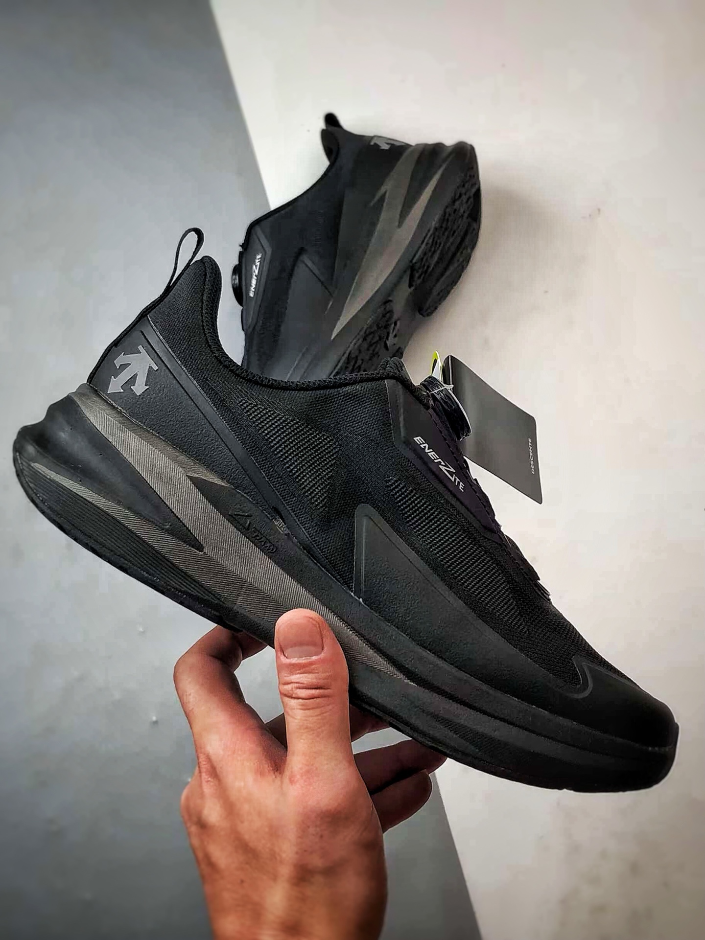 💰💰220 迪桑特Descente Lavitate Wire 3.0 黑色 广东纯原版本 休闲运动覆盖防水越野跑鞋 官方同步上架 适合技术路线单日徒步穿着 aeriosflgtx鞋受到长途野外跑步鞋的启发 适合在变化的地形上进行快速轻快的徒步旅行穿着,舒适而有支撑性,使您充满信心。该设计与脚部融为一体,可最大限度地减少摩擦,gore-tex保护膜可防水,采用gore隐形适体(invisiblefit)技术,更轻薄舒适。敏捷、稳定和技术路线上的自信源于vibram® megagrip外底、压缩eva内底以及一体的tpu。重量约:275g技术特点防水透气轻量耐磨鞋子鞋外底结构vibram®megagripM橡胶化合材料耐用柔软鞋子结构tpu鞋头可防磨损压缩eva泡沫内底以及一体的tpu铁芯提高了灵活性和稳定性,使您充满信心鞋子衬垫结构4mm厚or模制插片材料gore-tex薄膜tpu高耐磨保护膜cordura®网眼布 尺码:36 36.5 37 38 38.5 39 40 40.5 41 42 42.5 43 44 44.5 45 编码#A-C14382