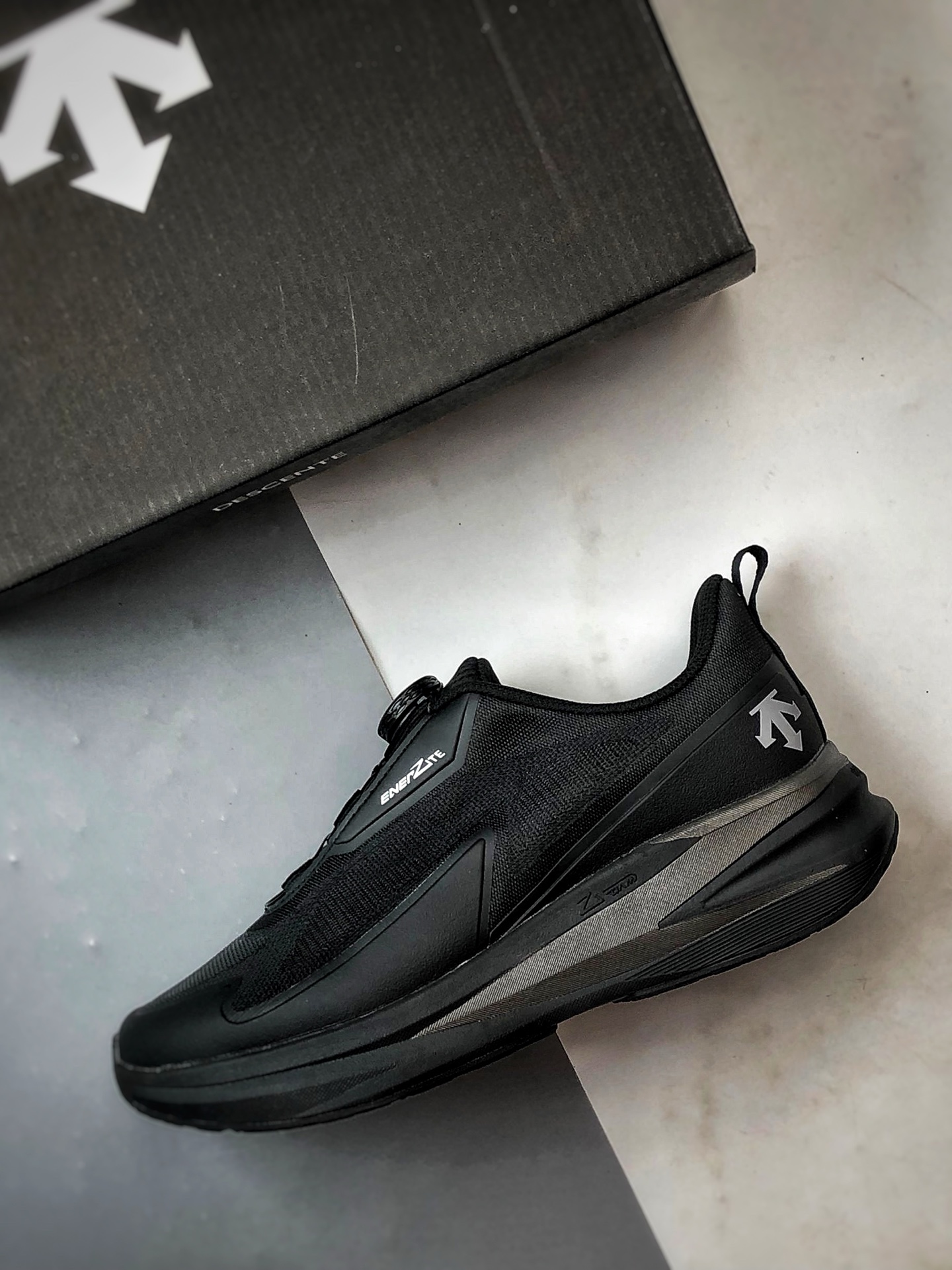 💰💰220 迪桑特Descente Lavitate Wire 3.0 黑色 广东纯原版本 休闲运动覆盖防水越野跑鞋 官方同步上架 适合技术路线单日徒步穿着 aeriosflgtx鞋受到长途野外跑步鞋的启发 适合在变化的地形上进行快速轻快的徒步旅行穿着,舒适而有支撑性,使您充满信心。该设计与脚部融为一体,可最大限度地减少摩擦,gore-tex保护膜可防水,采用gore隐形适体(invisiblefit)技术,更轻薄舒适。敏捷、稳定和技术路线上的自信源于vibram® megagrip外底、压缩eva内底以及一体的tpu。重量约:275g技术特点防水透气轻量耐磨鞋子鞋外底结构vibram®megagripM橡胶化合材料耐用柔软鞋子结构tpu鞋头可防磨损压缩eva泡沫内底以及一体的tpu铁芯提高了灵活性和稳定性,使您充满信心鞋子衬垫结构4mm厚or模制插片材料gore-tex薄膜tpu高耐磨保护膜cordura®网眼布 尺码:36 36.5 37 38 38.5 39 40 40.5 41 42 42.5 43 44 44.5 45 编码#A-C14382