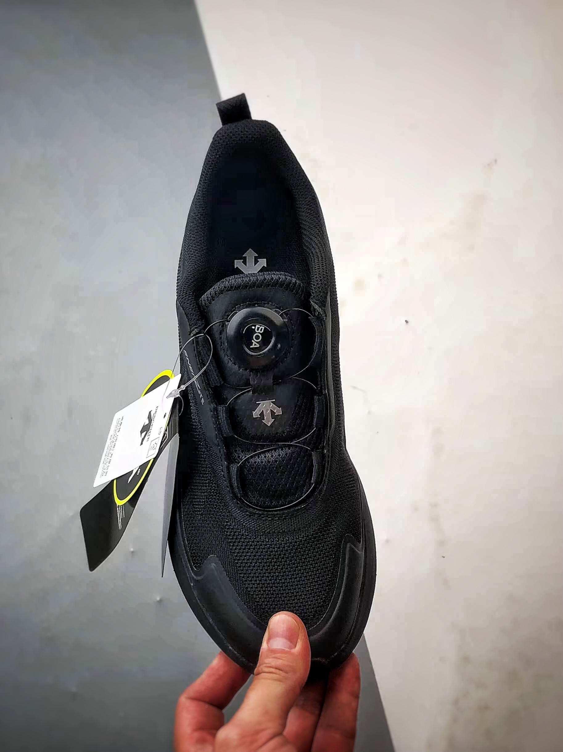 💰💰220 迪桑特Descente Lavitate Wire 3.0 黑色 广东纯原版本 休闲运动覆盖防水越野跑鞋 官方同步上架 适合技术路线单日徒步穿着 aeriosflgtx鞋受到长途野外跑步鞋的启发 适合在变化的地形上进行快速轻快的徒步旅行穿着,舒适而有支撑性,使您充满信心。该设计与脚部融为一体,可最大限度地减少摩擦,gore-tex保护膜可防水,采用gore隐形适体(invisiblefit)技术,更轻薄舒适。敏捷、稳定和技术路线上的自信源于vibram® megagrip外底、压缩eva内底以及一体的tpu。重量约:275g技术特点防水透气轻量耐磨鞋子鞋外底结构vibram®megagripM橡胶化合材料耐用柔软鞋子结构tpu鞋头可防磨损压缩eva泡沫内底以及一体的tpu铁芯提高了灵活性和稳定性,使您充满信心鞋子衬垫结构4mm厚or模制插片材料gore-tex薄膜tpu高耐磨保护膜cordura®网眼布 尺码:36 36.5 37 38 38.5 39 40 40.5 41 42 42.5 43 44 44.5 45 编码#A-C14382