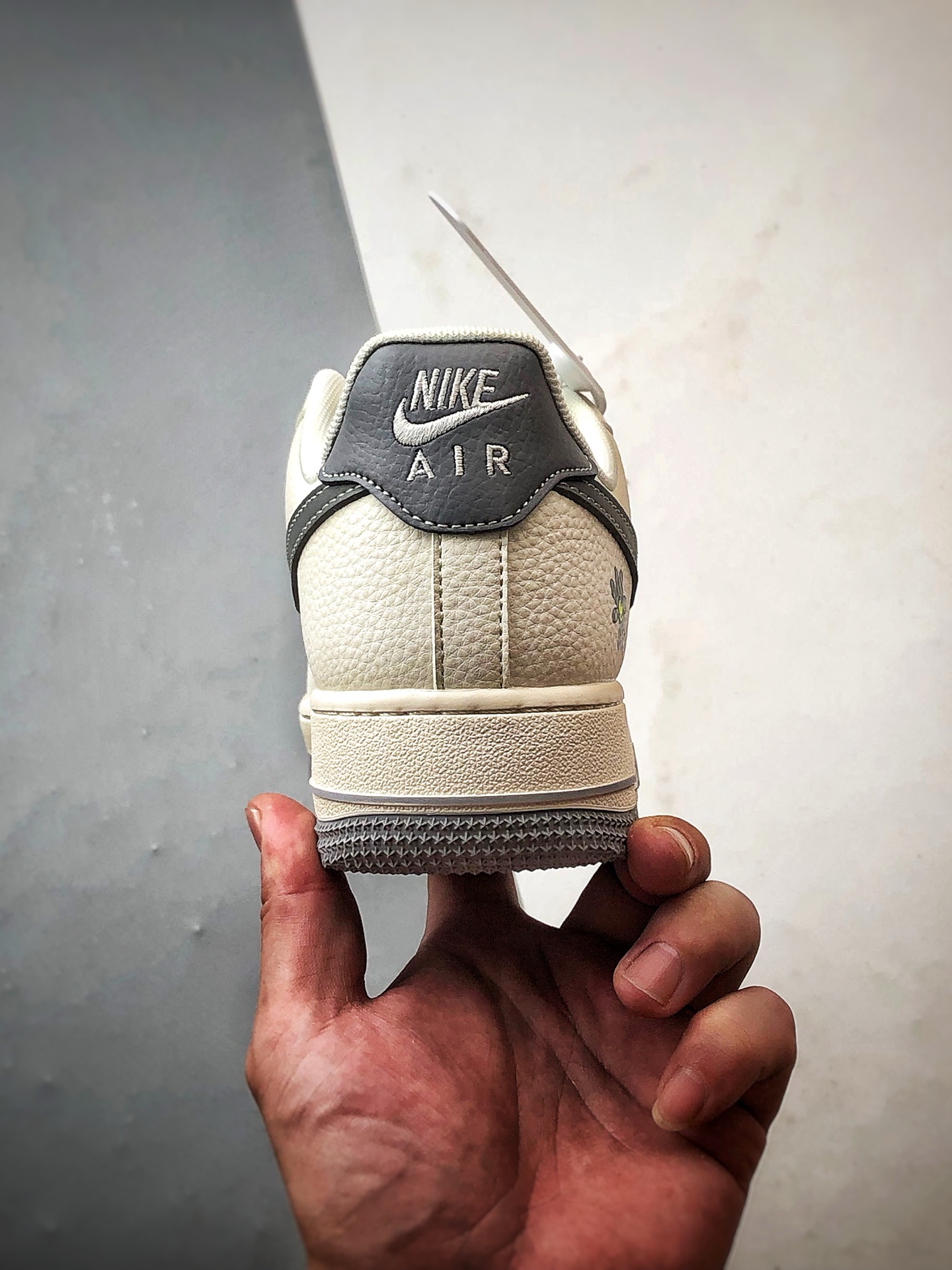 300 Sup x Air Force 1 Low 涂鸦米灰钩 QW5606-272