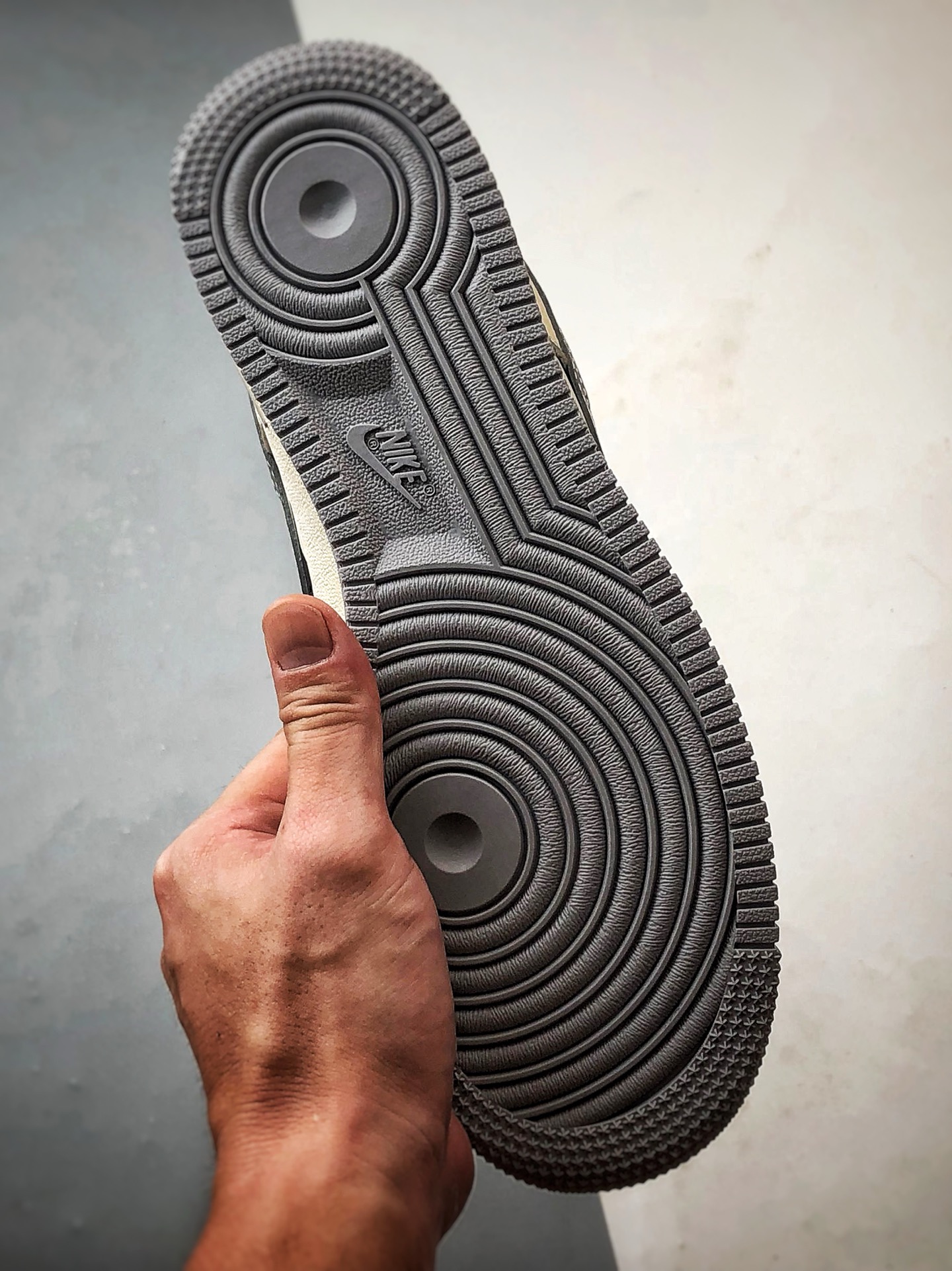 300 Sup x Air Force 1 Low 涂鸦米灰钩 QW5606-272