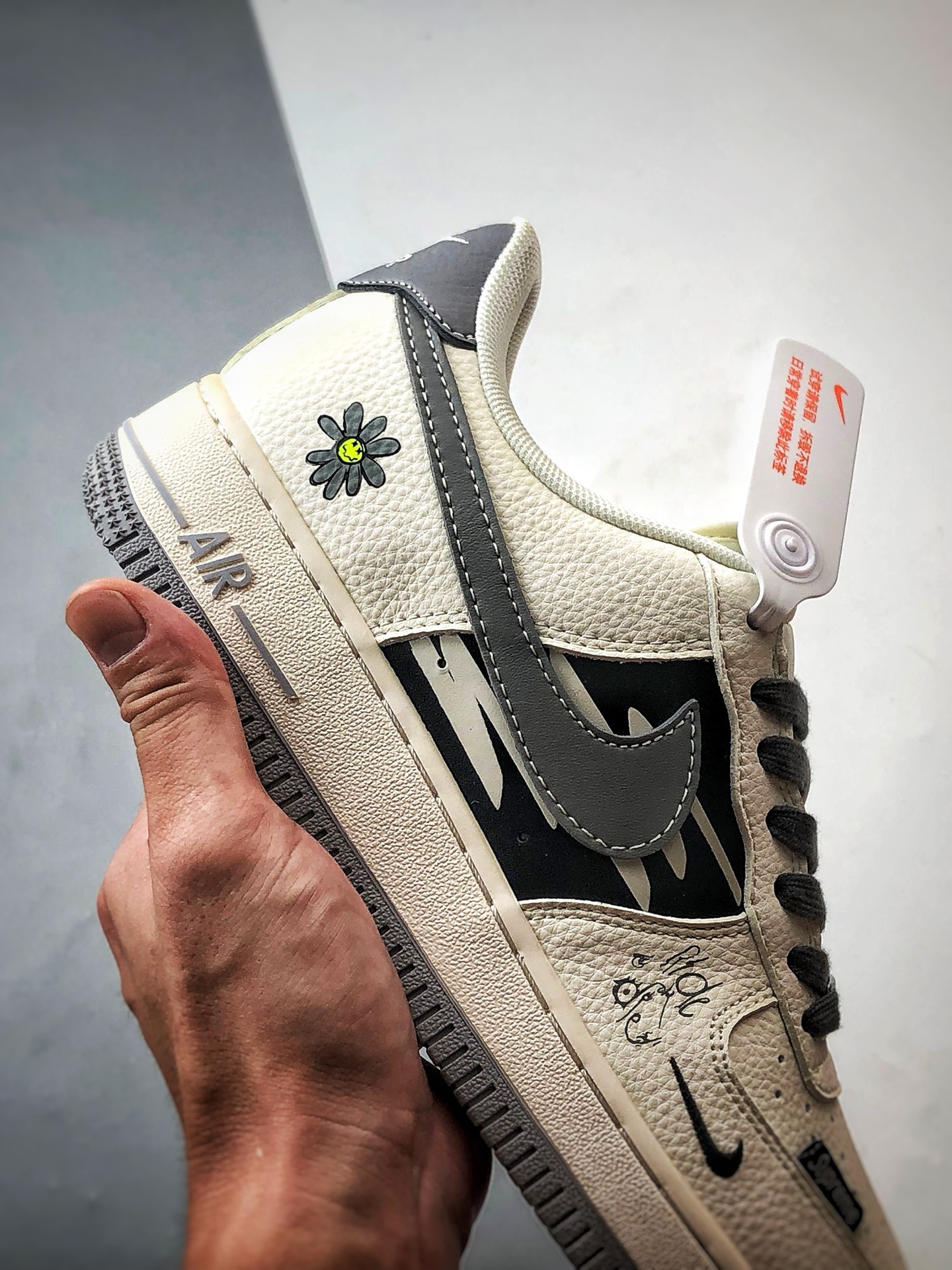 300 Sup x Air Force 1 Low 涂鸦米灰钩 QW5606-272