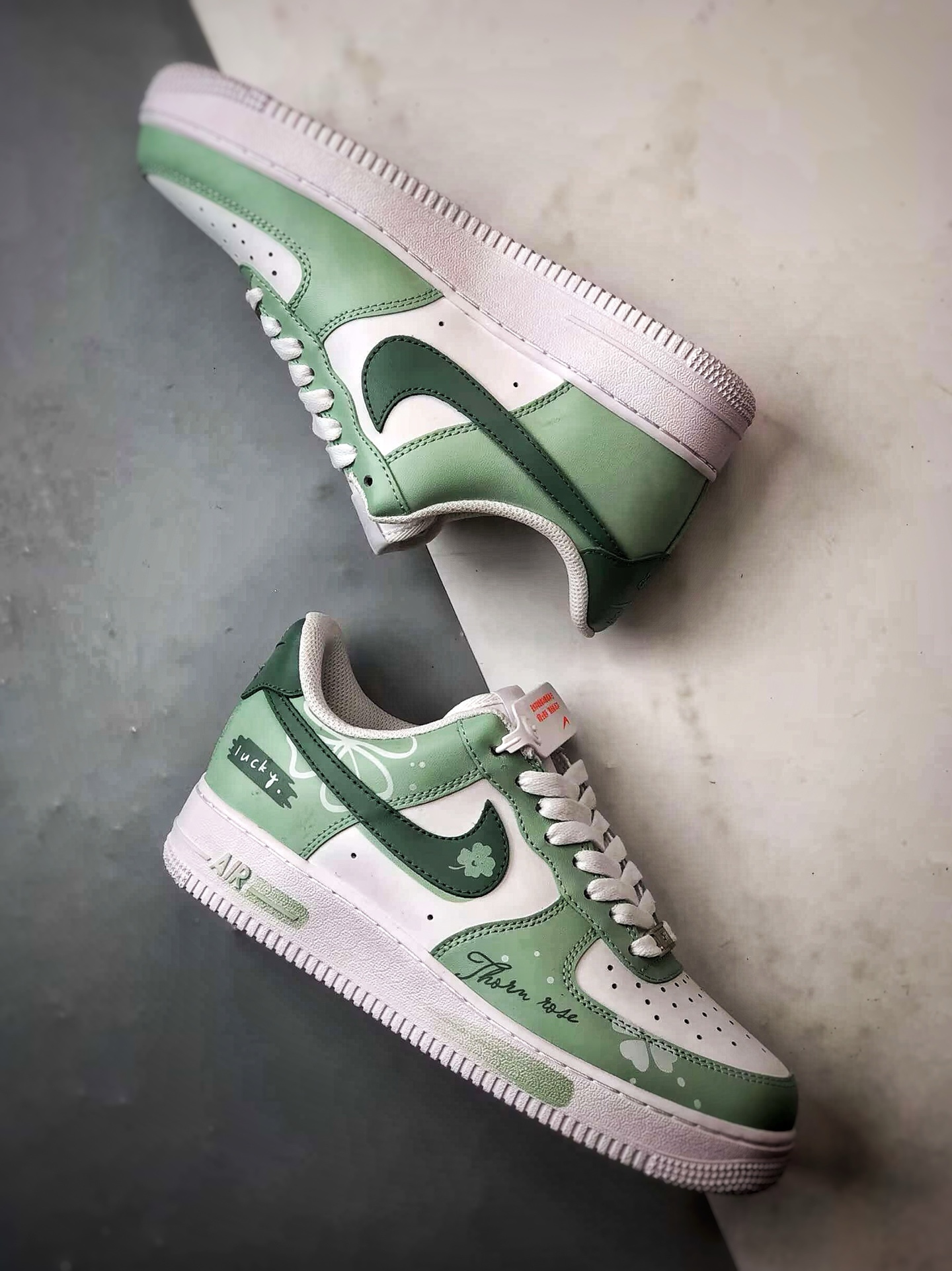 280 定制球鞋 Air Force 1 Low 幸运草 涂鸦白绿 经典休闲运动板鞋 ZH0316-098-Chinese UA Cheap High Quatity Brand Clothes Bags handbags Sneakers wholesale wholesaler seller from China Factory suppliers Fashion Clothing Shoes best Quality Beautiful Price 280 定制球鞋 Air Force 1 Low 幸运草 涂鸦白绿 经典休闲运动板鞋 ZH0316-098