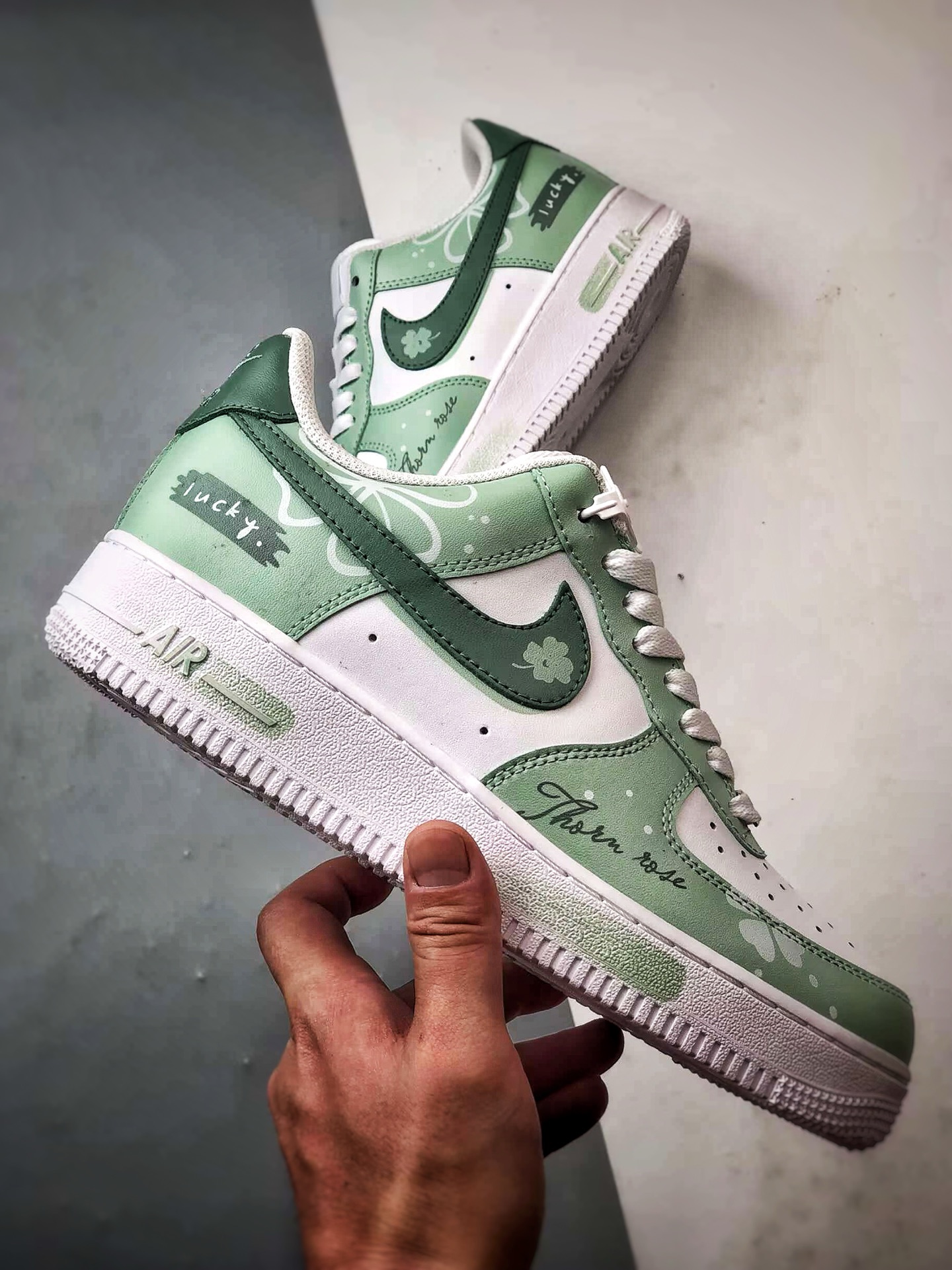 280 定制球鞋 Air Force 1 Low 幸运草 涂鸦白绿 经典休闲运动板鞋 ZH0316-098-Chinese UA Cheap High Quatity Brand Clothes Bags handbags Sneakers wholesale wholesaler seller from China Factory suppliers Fashion Clothing Shoes best Quality Beautiful Price 280 定制球鞋 Air Force 1 Low 幸运草 涂鸦白绿 经典休闲运动板鞋 ZH0316-098