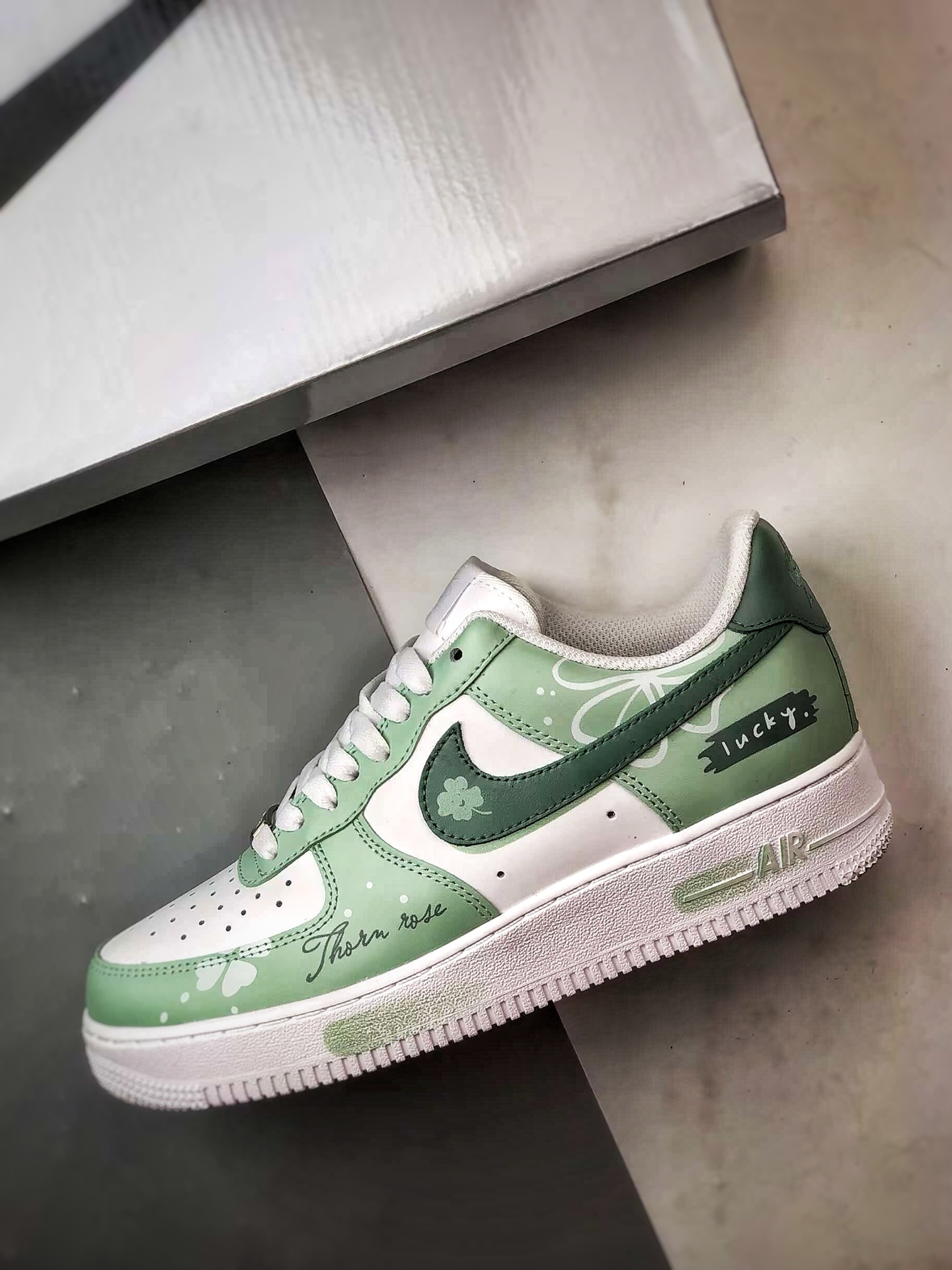 280 定制球鞋 Air Force 1 Low 幸运草 涂鸦白绿 经典休闲运动板鞋 ZH0316-098-Chinese UA Cheap High Quatity Brand Clothes Bags handbags Sneakers wholesale wholesaler seller from China Factory suppliers Fashion Clothing Shoes best Quality Beautiful Price 280 定制球鞋 Air Force 1 Low 幸运草 涂鸦白绿 经典休闲运动板鞋 ZH0316-098