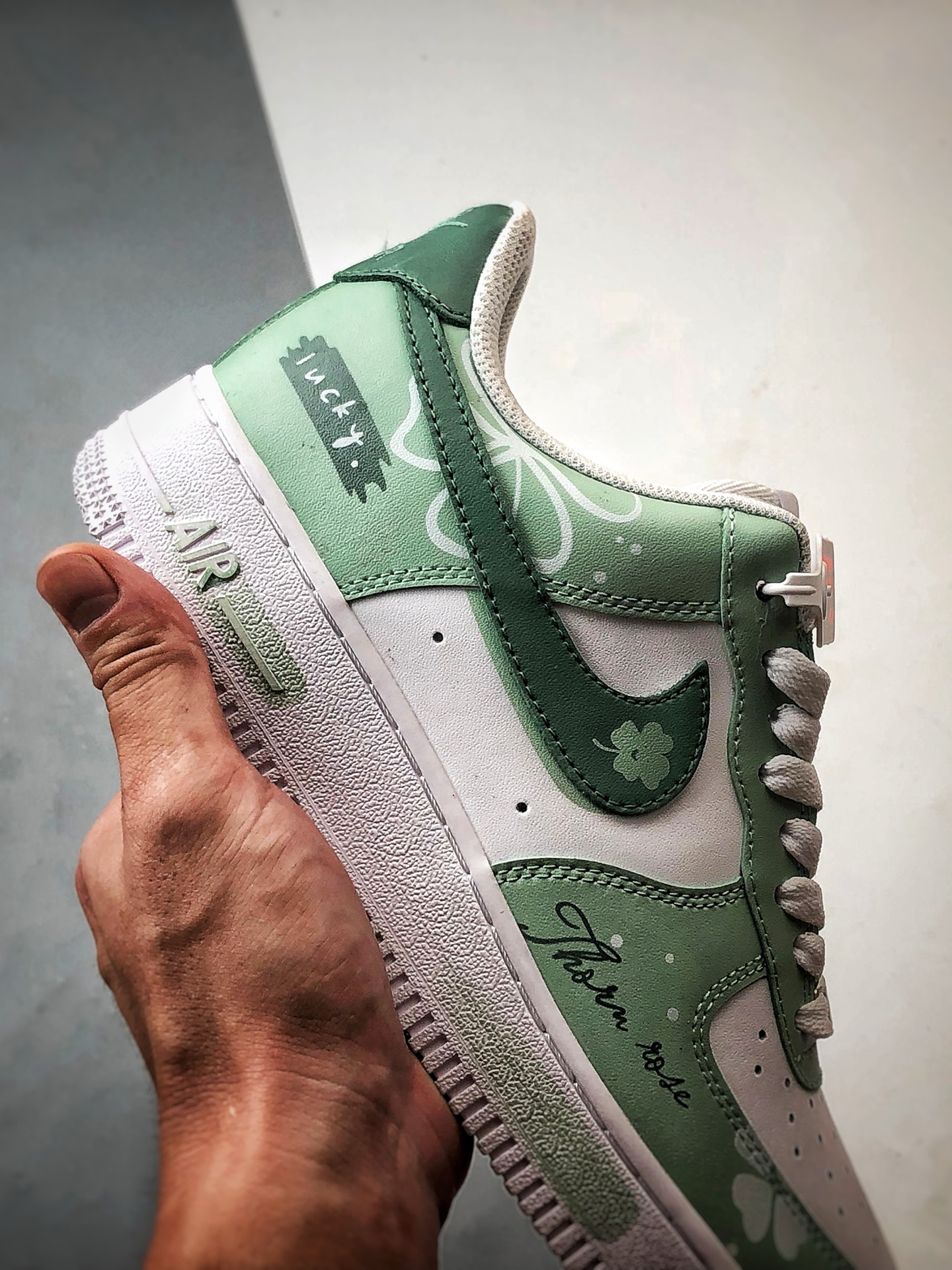 280 定制球鞋 Air Force 1 Low 幸运草 涂鸦白绿 经典休闲运动板鞋 ZH0316-098-Chinese UA Cheap High Quatity Brand Clothes Bags handbags Sneakers wholesale wholesaler seller from China Factory suppliers Fashion Clothing Shoes best Quality Beautiful Price 280 定制球鞋 Air Force 1 Low 幸运草 涂鸦白绿 经典休闲运动板鞋 ZH0316-098