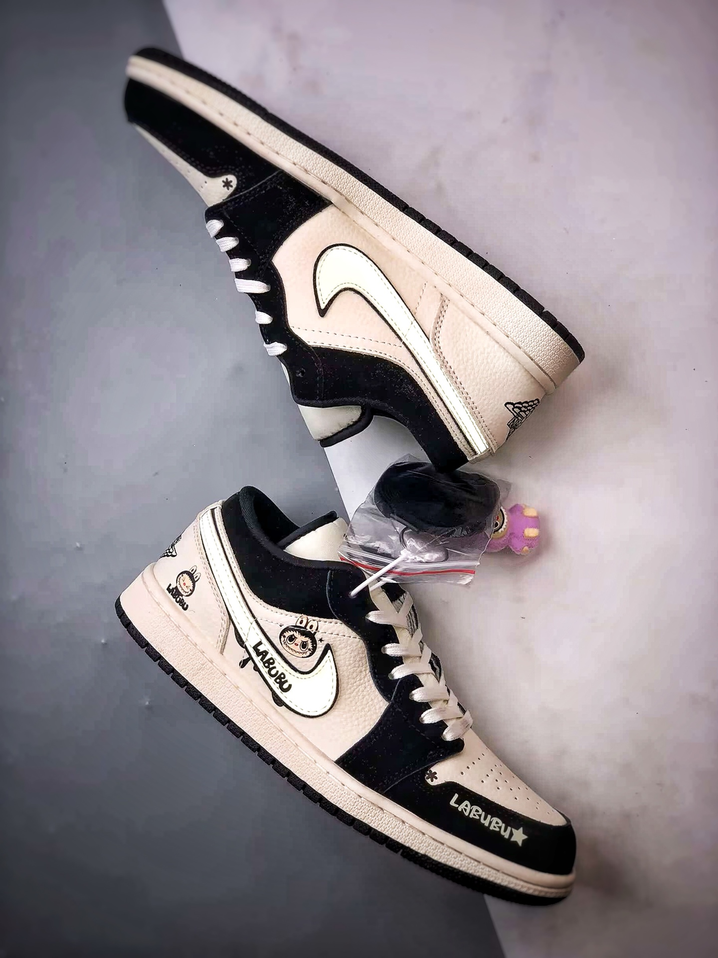 290 Air Jordan 1 Low ”高端定制” 拉布布涂鸦米白黑 QG2025-006