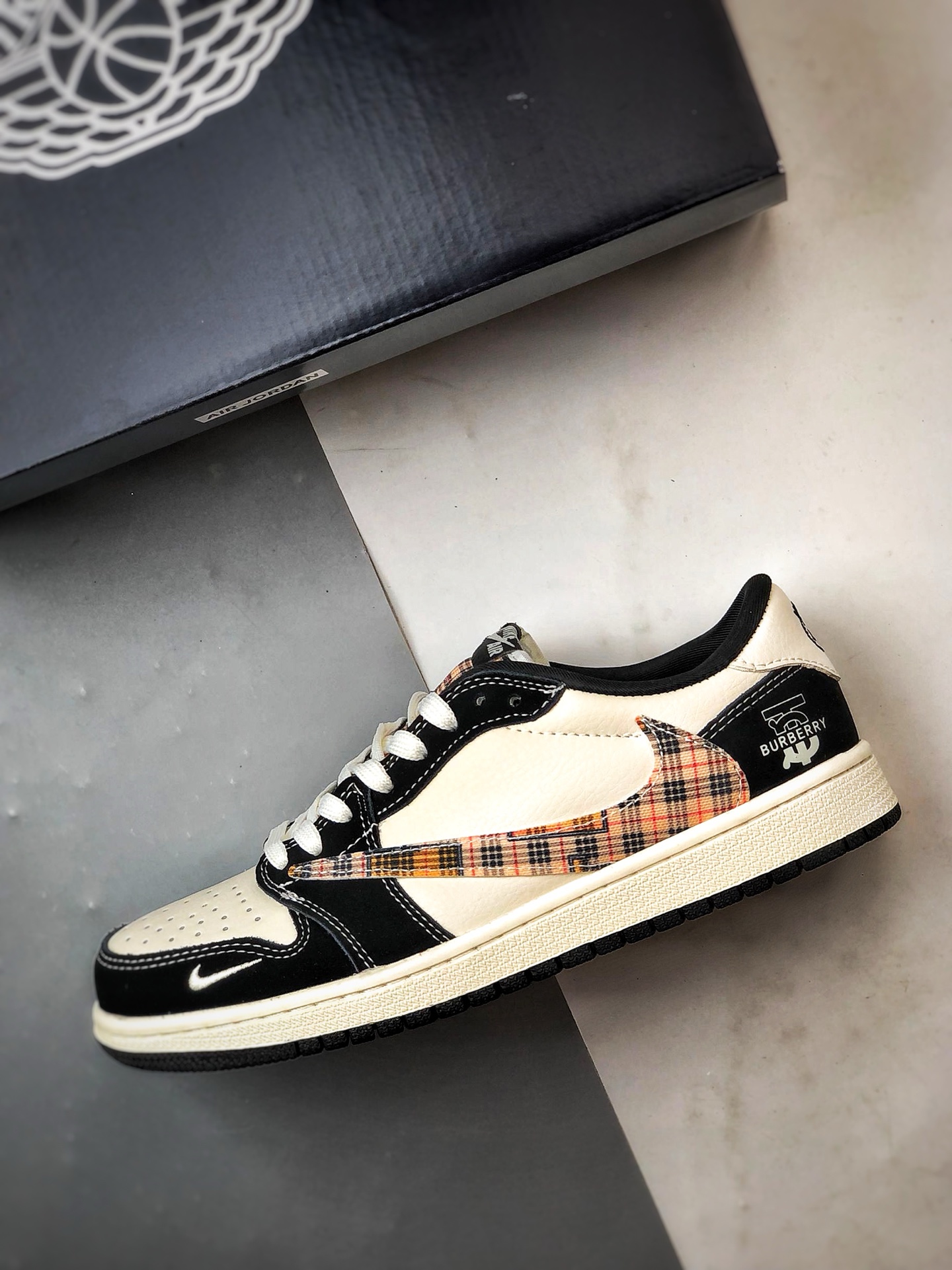 290 Air Jordan 1 Low ”高端定制” 巴宝莉黑白经典格纹倒钩 XS2025-048-Chinese UA Cheap High Quatity Brand Clothes Bags handbags Sneakers wholesale wholesaler seller from China Factory suppliers Fashion Clothing Shoes best Quality Beautiful Price 290 Air Jordan 1 Low ”高端定制” 巴宝莉黑白经典格纹倒钩 XS2025-048