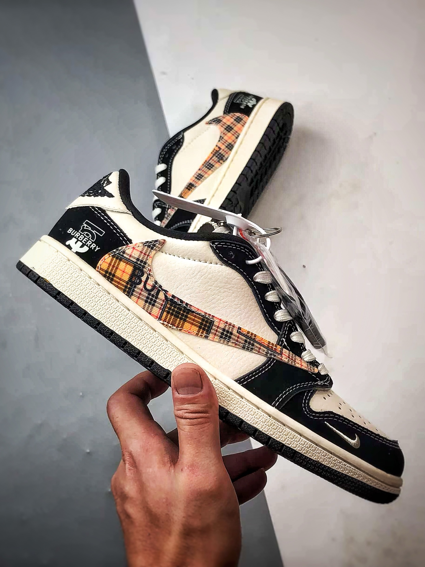 290 Air Jordan 1 Low ”高端定制” 巴宝莉黑白经典格纹倒钩 XS2025-048-Chinese UA Cheap High Quatity Brand Clothes Bags handbags Sneakers wholesale wholesaler seller from China Factory suppliers Fashion Clothing Shoes best Quality Beautiful Price 290 Air Jordan 1 Low ”高端定制” 巴宝莉黑白经典格纹倒钩 XS2025-048