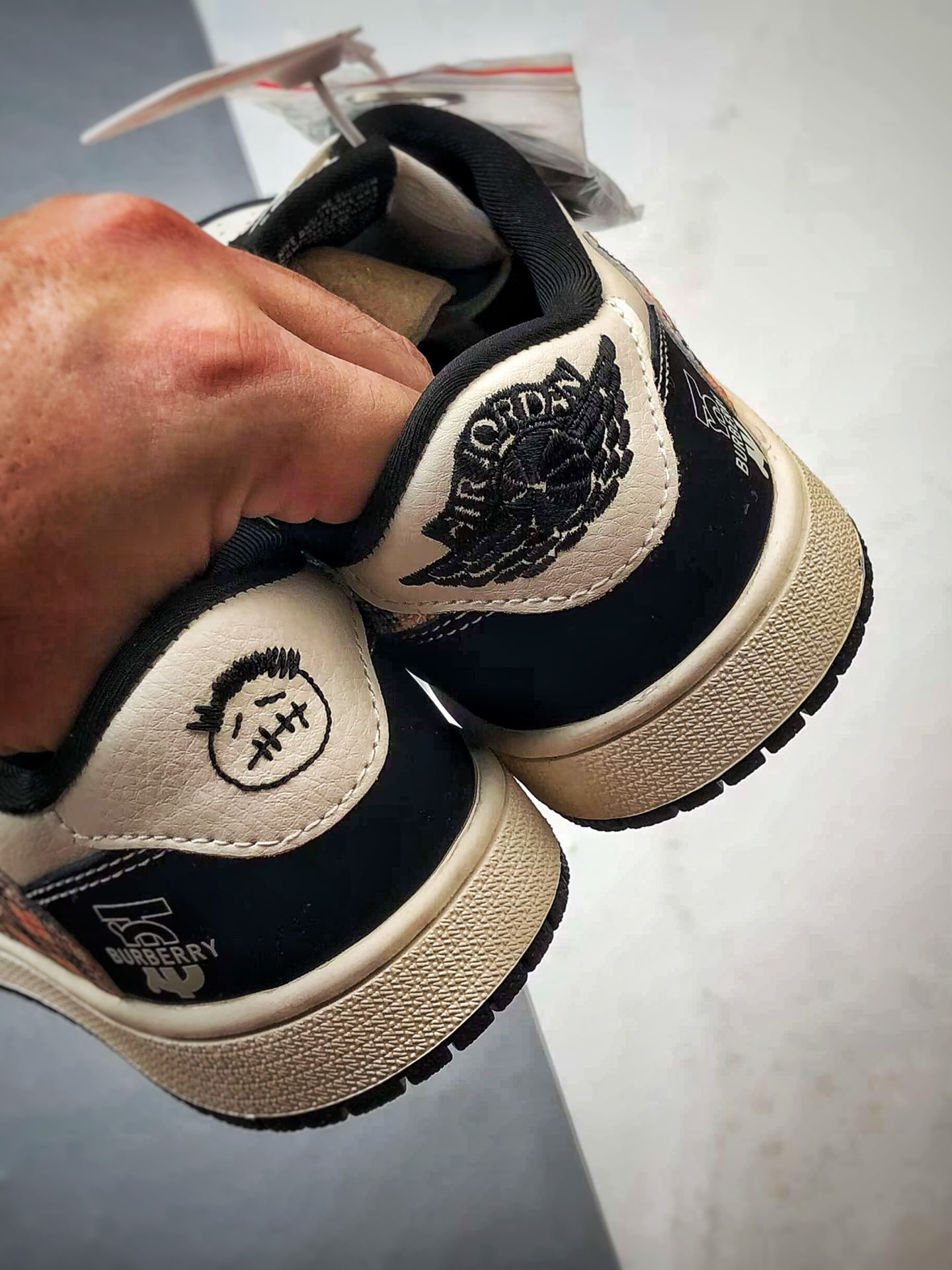 290 Air Jordan 1 Low ”高端定制” 巴宝莉黑白经典格纹倒钩 XS2025-048-Chinese UA Cheap High Quatity Brand Clothes Bags handbags Sneakers wholesale wholesaler seller from China Factory suppliers Fashion Clothing Shoes best Quality Beautiful Price 290 Air Jordan 1 Low ”高端定制” 巴宝莉黑白经典格纹倒钩 XS2025-048