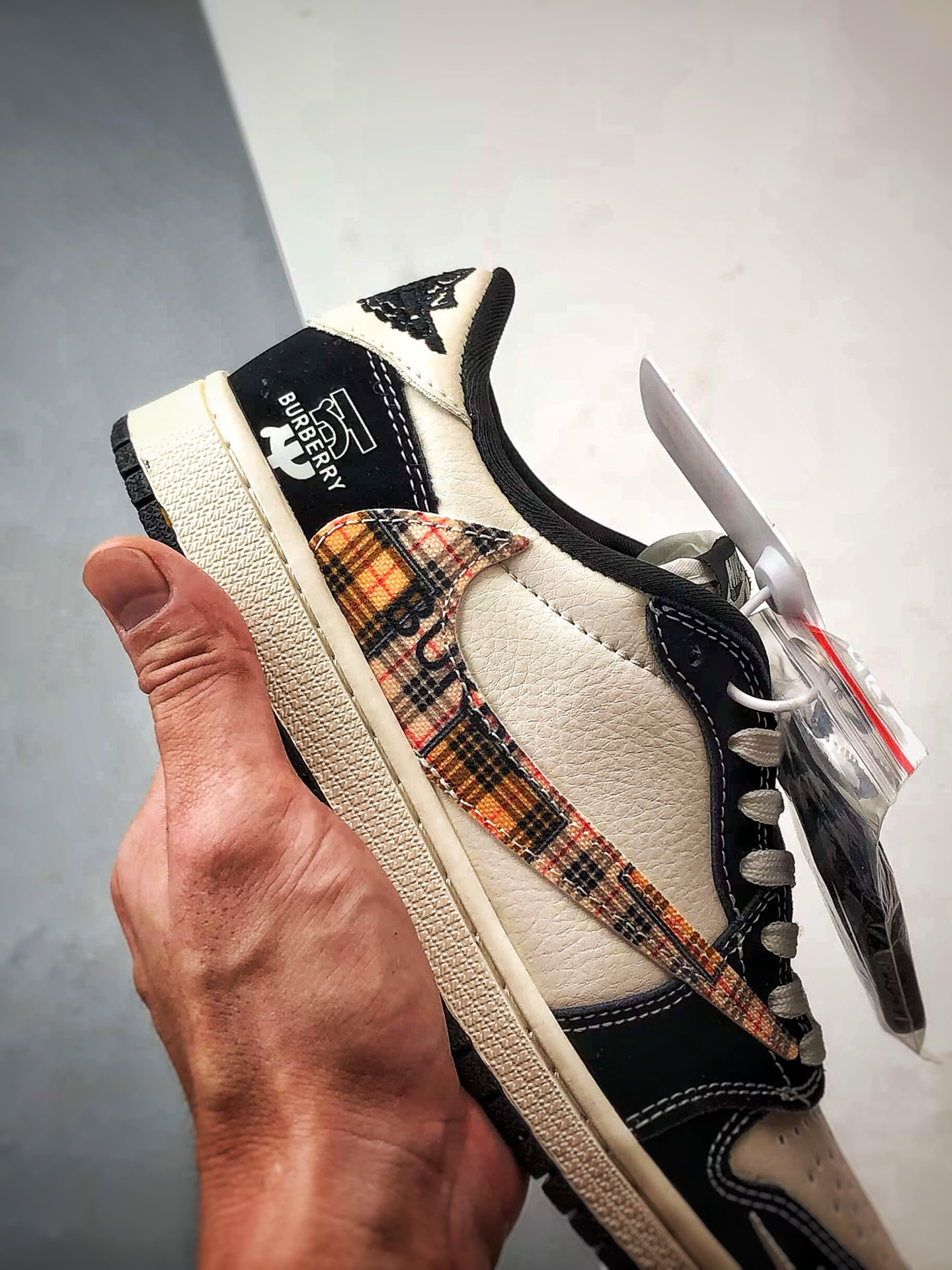 290 Air Jordan 1 Low ”高端定制” 巴宝莉黑白经典格纹倒钩 XS2025-048-Chinese UA Cheap High Quatity Brand Clothes Bags handbags Sneakers wholesale wholesaler seller from China Factory suppliers Fashion Clothing Shoes best Quality Beautiful Price 290 Air Jordan 1 Low ”高端定制” 巴宝莉黑白经典格纹倒钩 XS2025-048