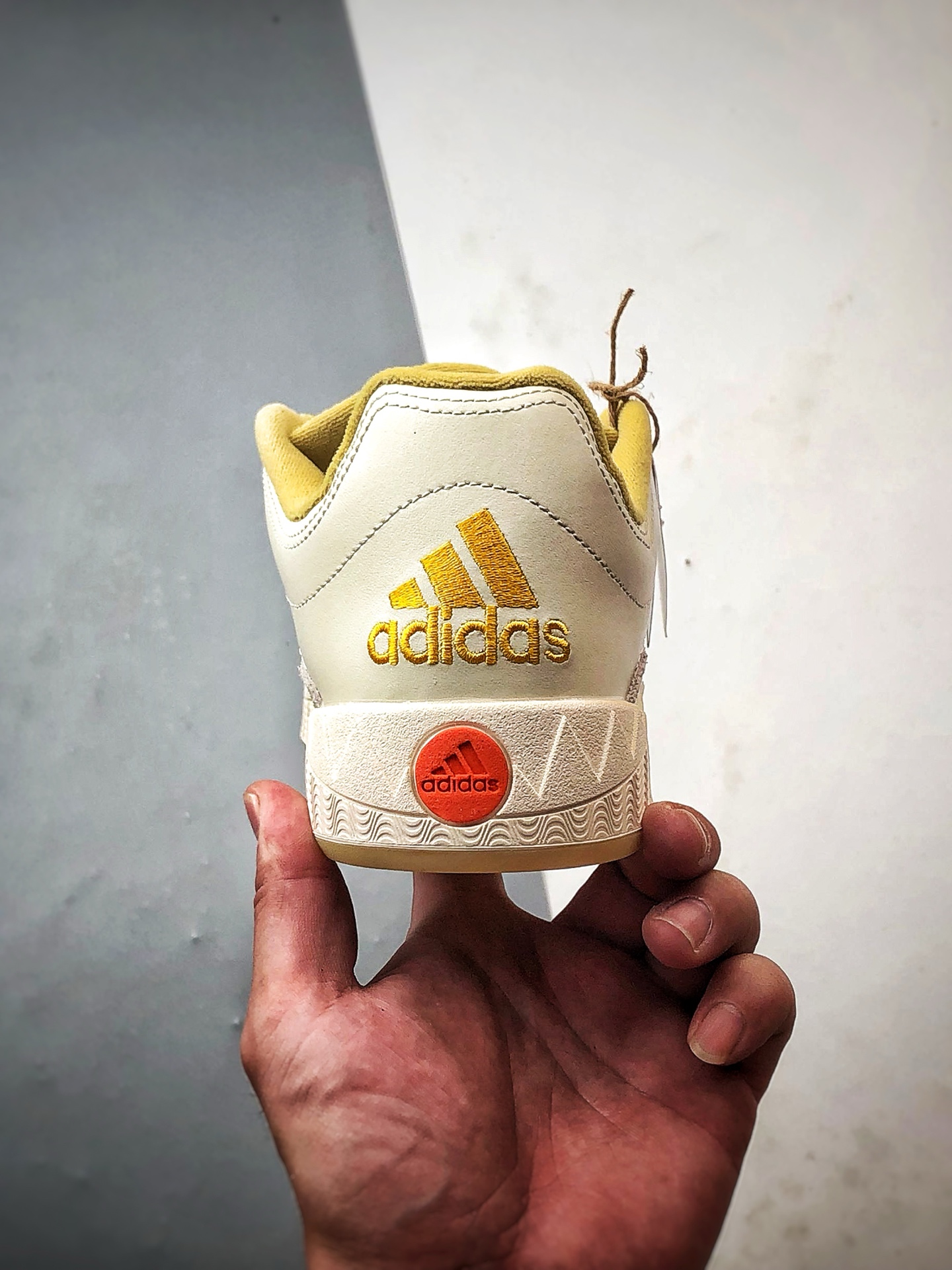 180 AD Originals Adimatic 米白橙 复古经典鲨鱼面包鞋 IE1589