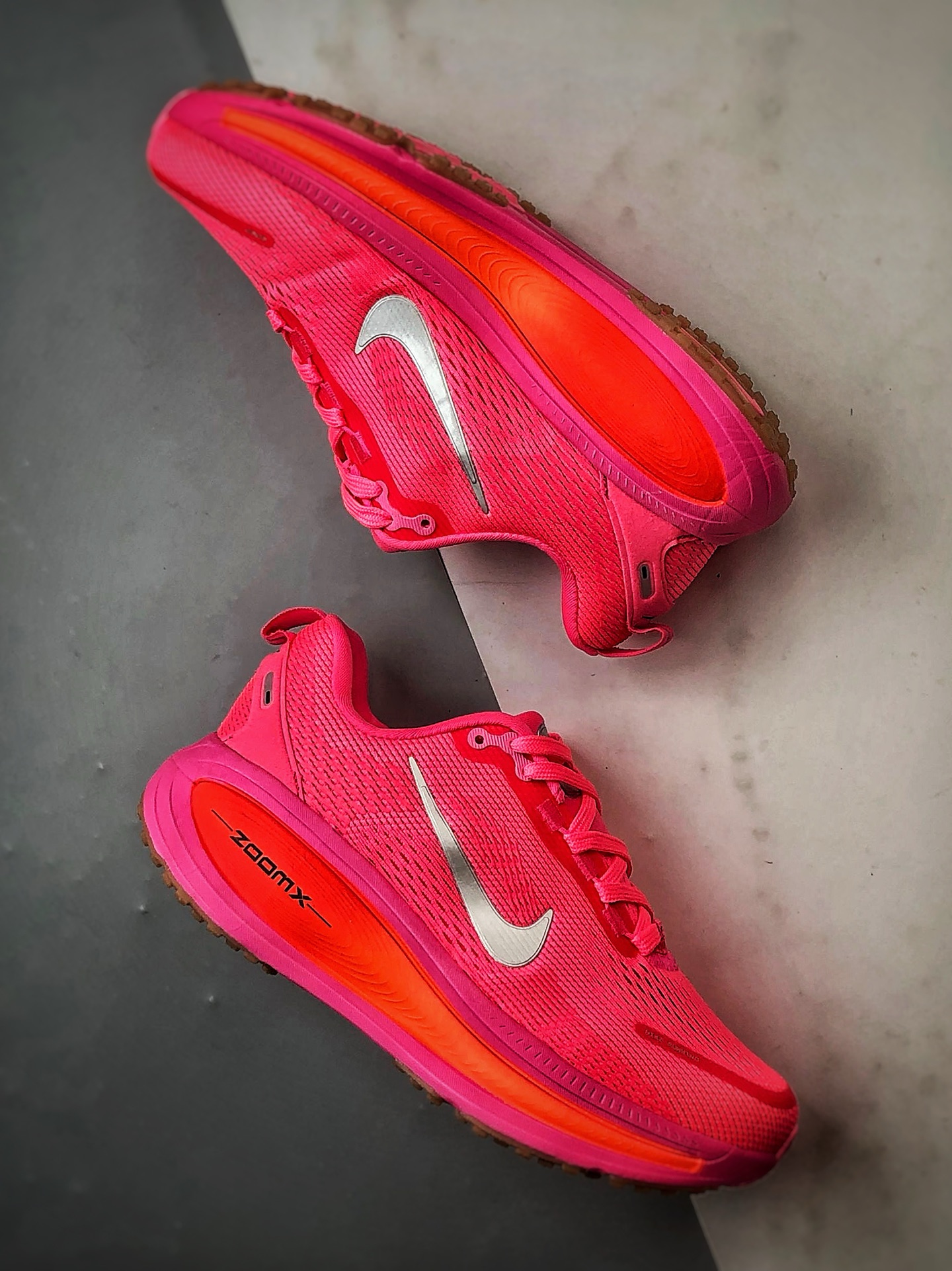 180 NK Air Zoom Vomero 18 亮深红 迈柔18舒适百搭网面透气休闲跑步鞋 HM6804-602