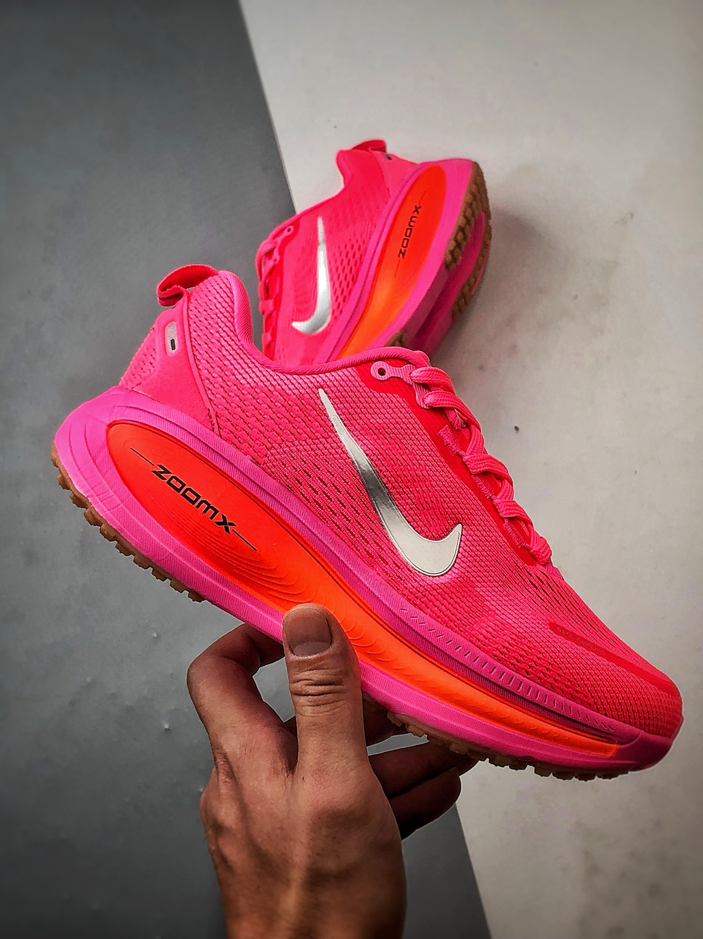 180 NK Air Zoom Vomero 18 亮深红 迈柔18舒适百搭网面透气休闲跑步鞋 HM6804-602