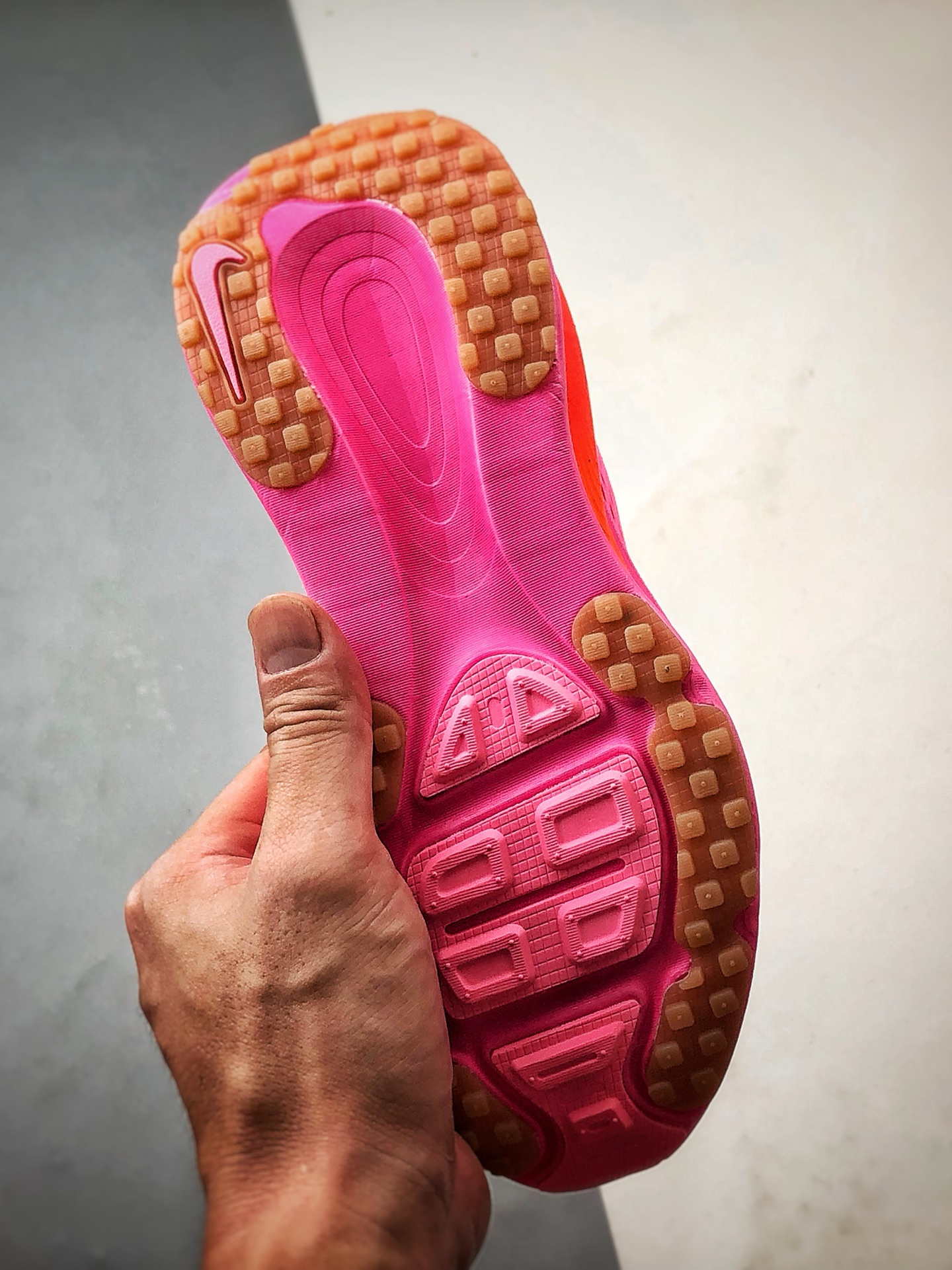 180 NK Air Zoom Vomero 18 亮深红 迈柔18舒适百搭网面透气休闲跑步鞋 HM6804-602