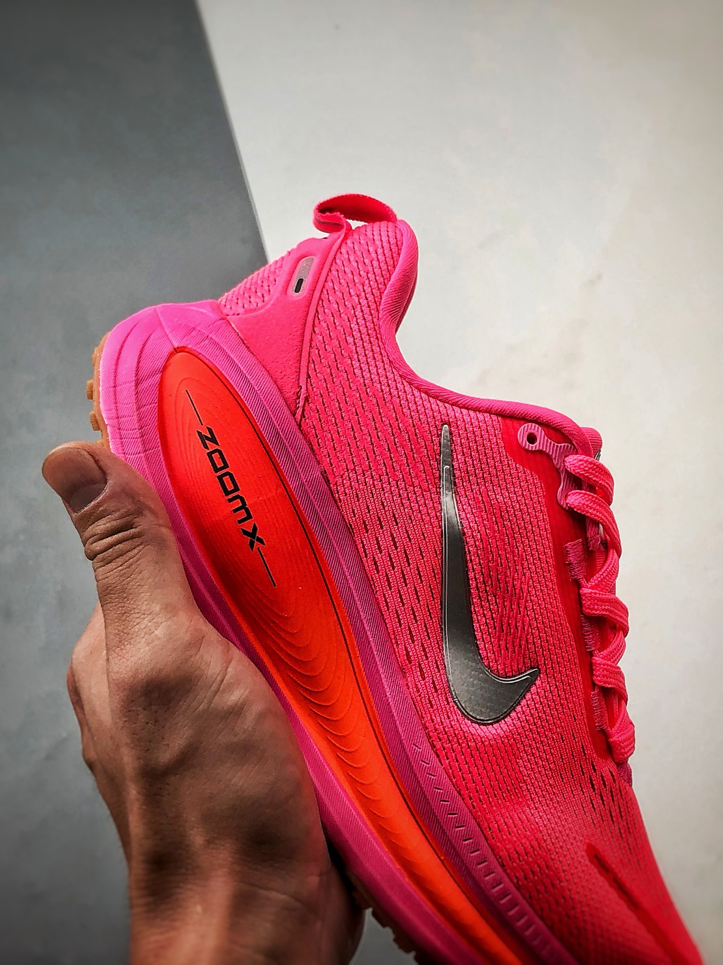 180 NK Air Zoom Vomero 18 亮深红 迈柔18舒适百搭网面透气休闲跑步鞋 HM6804-602