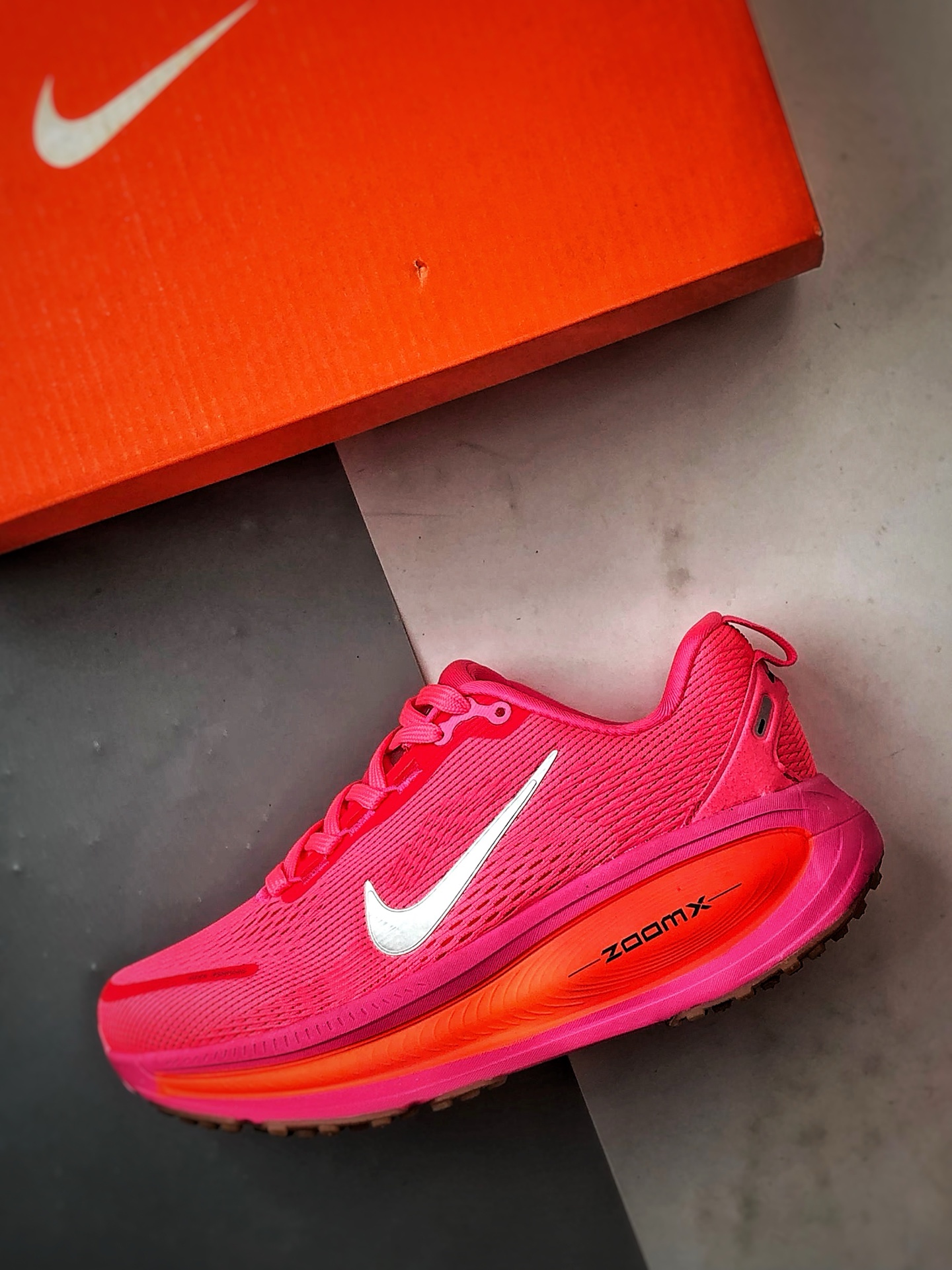 180 NK Air Zoom Vomero 18 亮深红 迈柔18舒适百搭网面透气休闲跑步鞋 HM6804-602