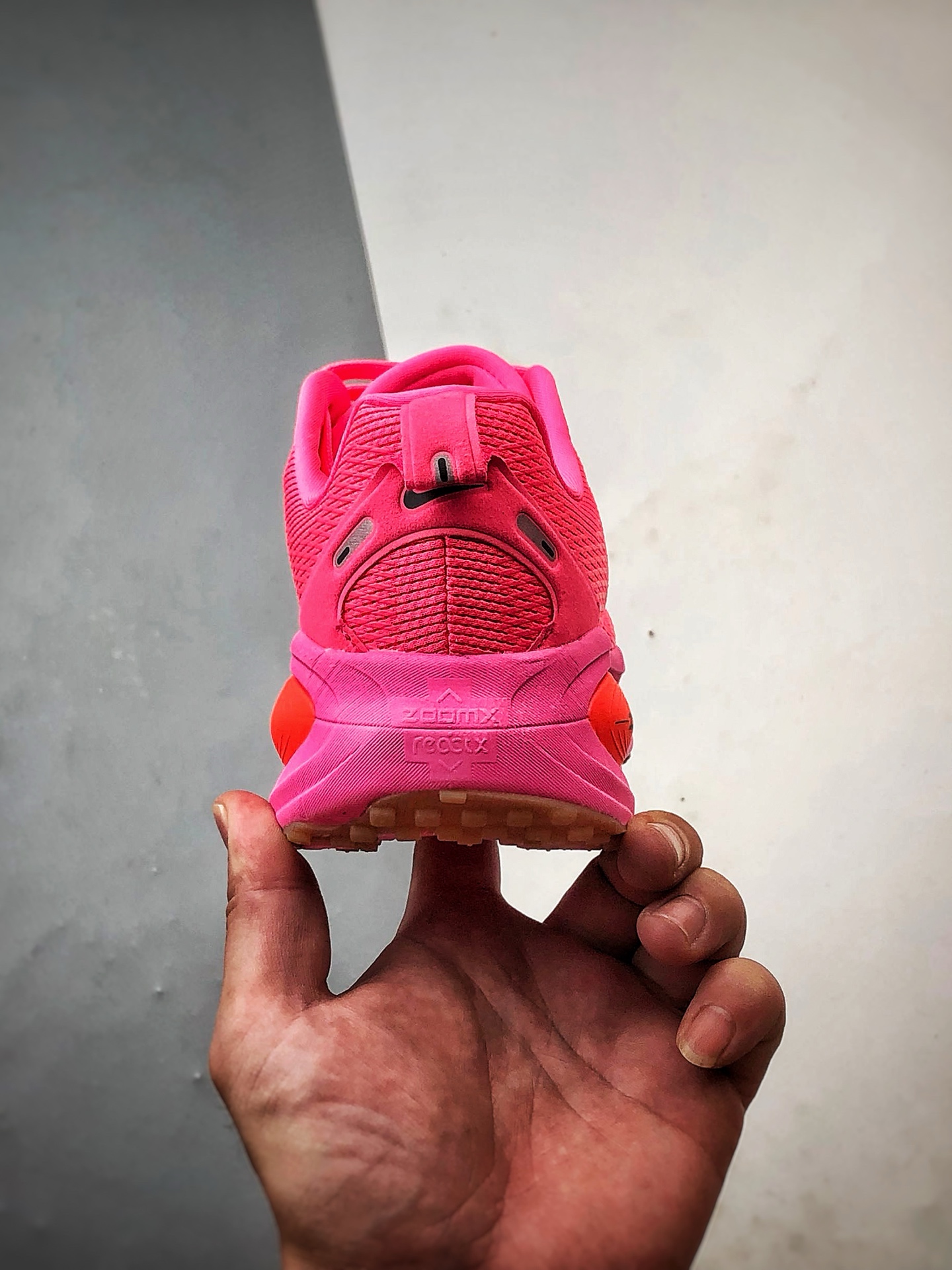 180 NK Air Zoom Vomero 18 亮深红 迈柔18舒适百搭网面透气休闲跑步鞋 HM6804-602