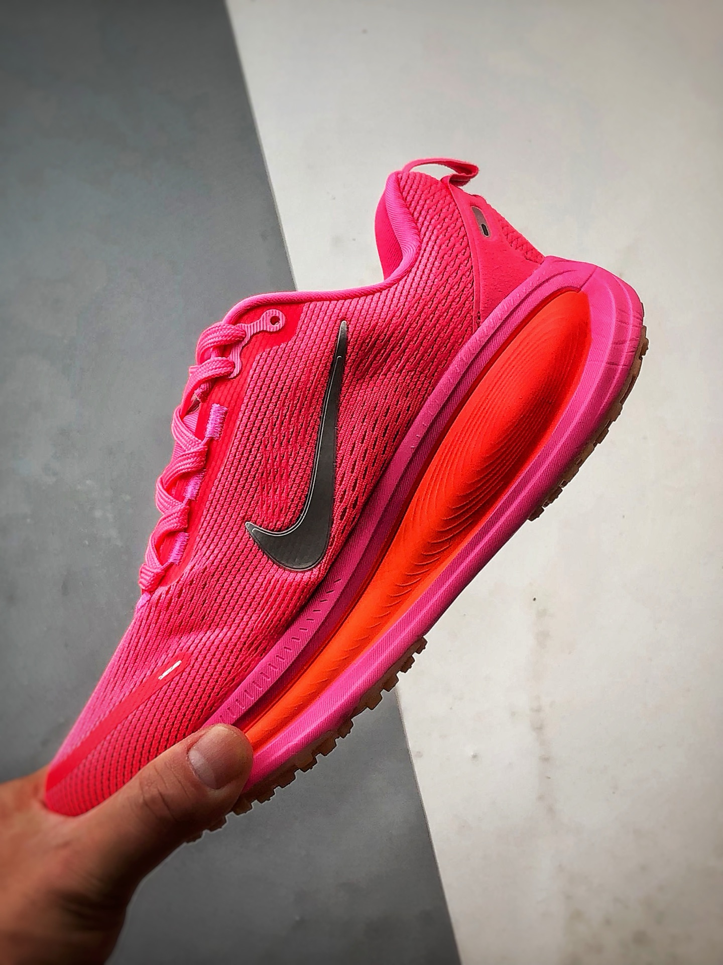 180 NK Air Zoom Vomero 18 亮深红 迈柔18舒适百搭网面透气休闲跑步鞋 HM6804-602