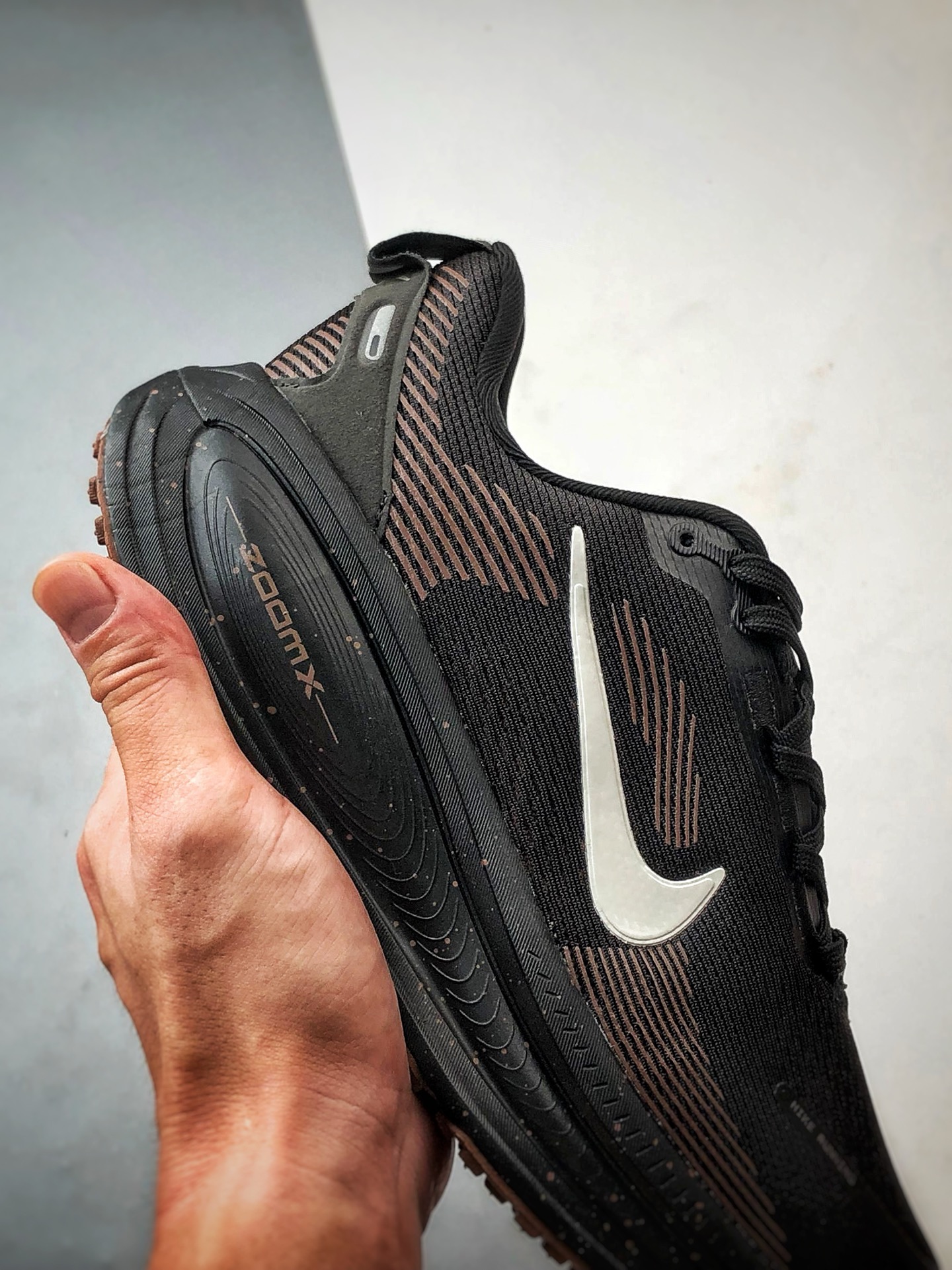 180 NK Air Zoom Vomero 18 黑棕 迈柔18舒适百搭网面透气休闲跑步鞋 IH4454-001-Chinese UA Cheap High Quatity Brand Clothes Bags handbags Sneakers wholesale wholesaler seller from China Factory suppliers Fashion Clothing Shoes best Quality Beautiful Price 180 NK Air Zoom Vomero 18 黑棕 迈柔18舒适百搭网面透气休闲跑步鞋 IH4454-001