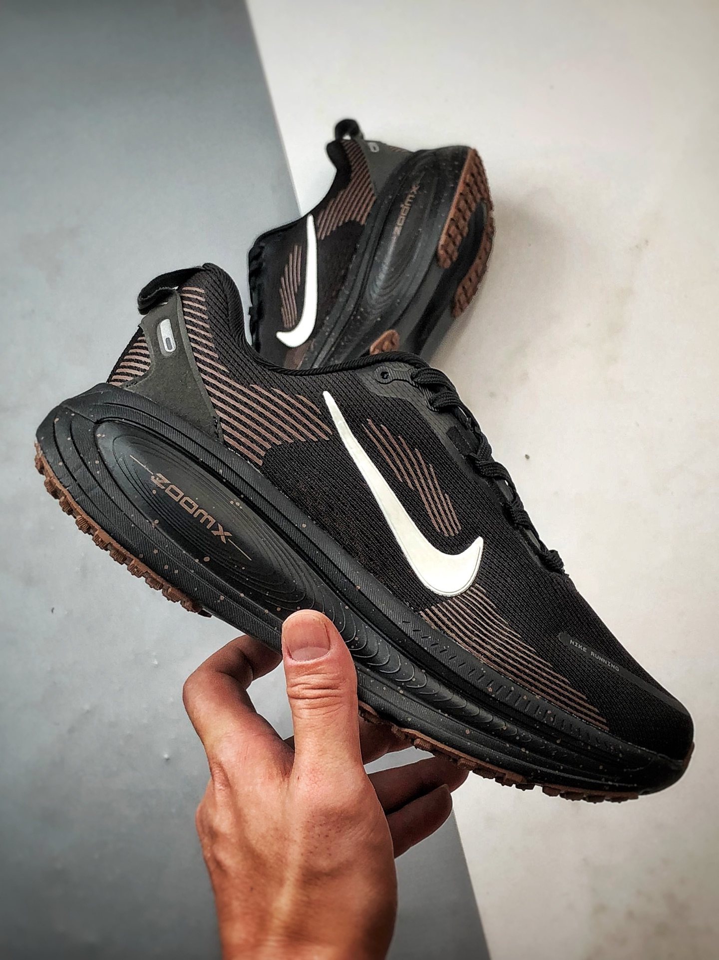 180 NK Air Zoom Vomero 18 黑棕 迈柔18舒适百搭网面透气休闲跑步鞋 IH4454-001-Chinese UA Cheap High Quatity Brand Clothes Bags handbags Sneakers wholesale wholesaler seller from China Factory suppliers Fashion Clothing Shoes best Quality Beautiful Price 180 NK Air Zoom Vomero 18 黑棕 迈柔18舒适百搭网面透气休闲跑步鞋 IH4454-001