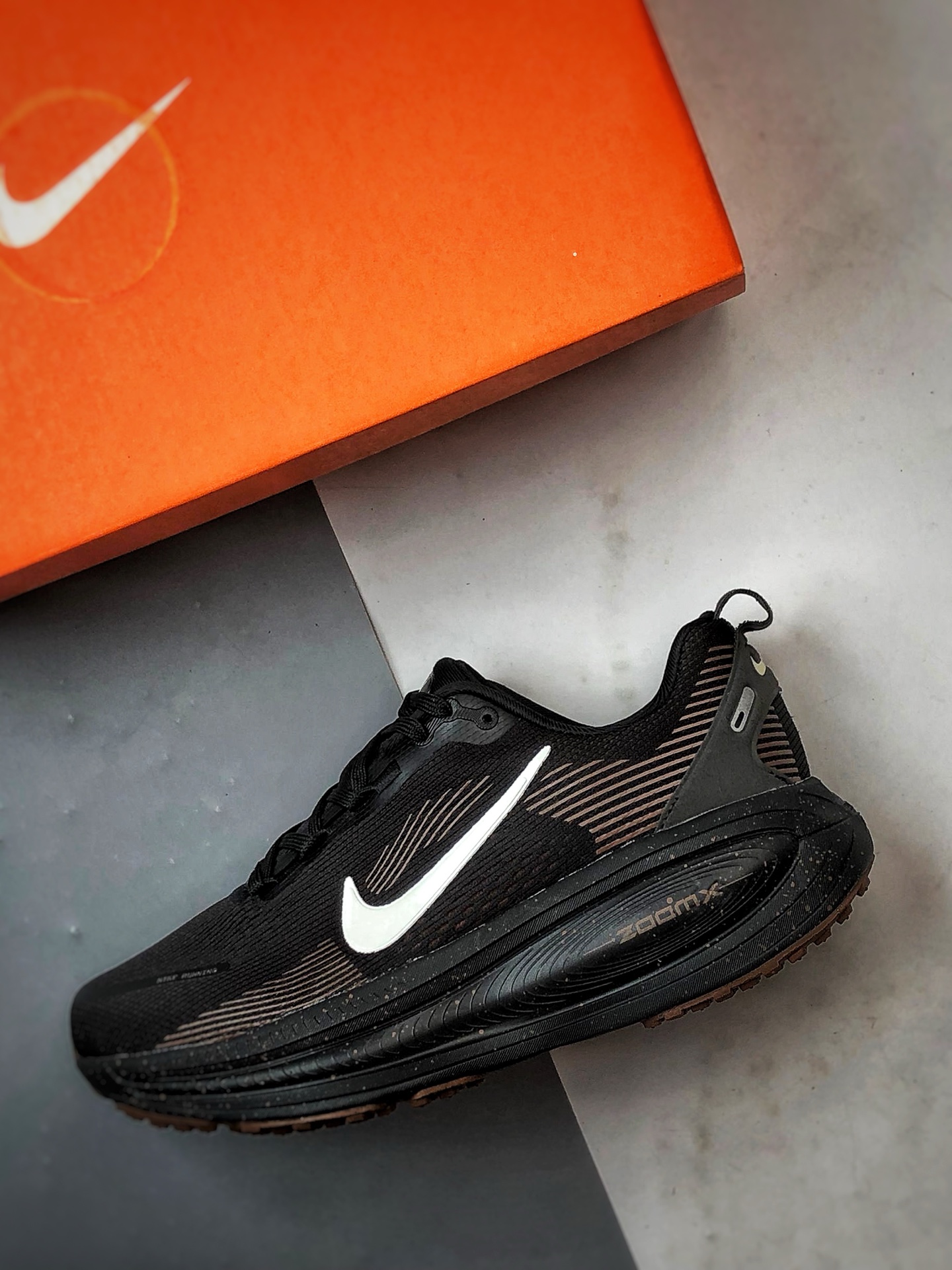 180 NK Air Zoom Vomero 18 黑棕 迈柔18舒适百搭网面透气休闲跑步鞋 IH4454-001-Chinese UA Cheap High Quatity Brand Clothes Bags handbags Sneakers wholesale wholesaler seller from China Factory suppliers Fashion Clothing Shoes best Quality Beautiful Price 180 NK Air Zoom Vomero 18 黑棕 迈柔18舒适百搭网面透气休闲跑步鞋 IH4454-001