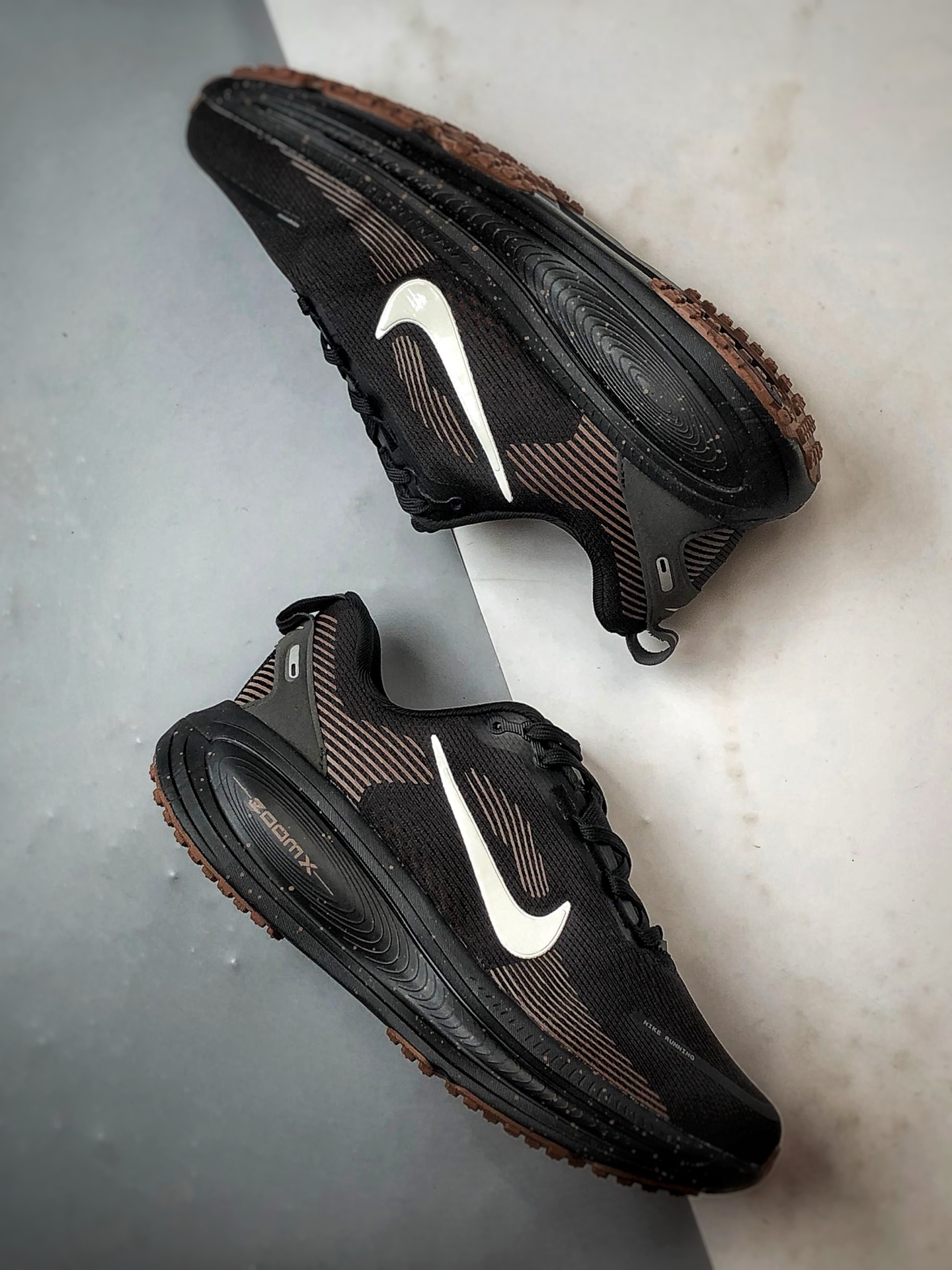 180 NK Air Zoom Vomero 18 黑棕 迈柔18舒适百搭网面透气休闲跑步鞋 IH4454-001-Chinese UA Cheap High Quatity Brand Clothes Bags handbags Sneakers wholesale wholesaler seller from China Factory suppliers Fashion Clothing Shoes best Quality Beautiful Price 180 NK Air Zoom Vomero 18 黑棕 迈柔18舒适百搭网面透气休闲跑步鞋 IH4454-001