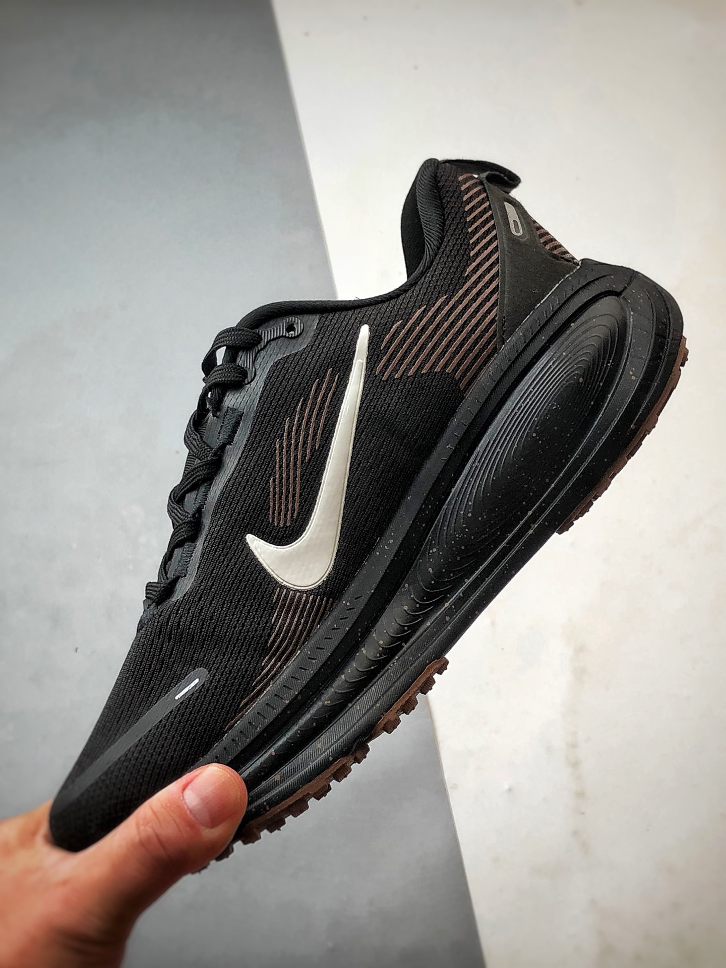 180 NK Air Zoom Vomero 18 黑棕 迈柔18舒适百搭网面透气休闲跑步鞋 IH4454-001-Chinese UA Cheap High Quatity Brand Clothes Bags handbags Sneakers wholesale wholesaler seller from China Factory suppliers Fashion Clothing Shoes best Quality Beautiful Price 180 NK Air Zoom Vomero 18 黑棕 迈柔18舒适百搭网面透气休闲跑步鞋 IH4454-001