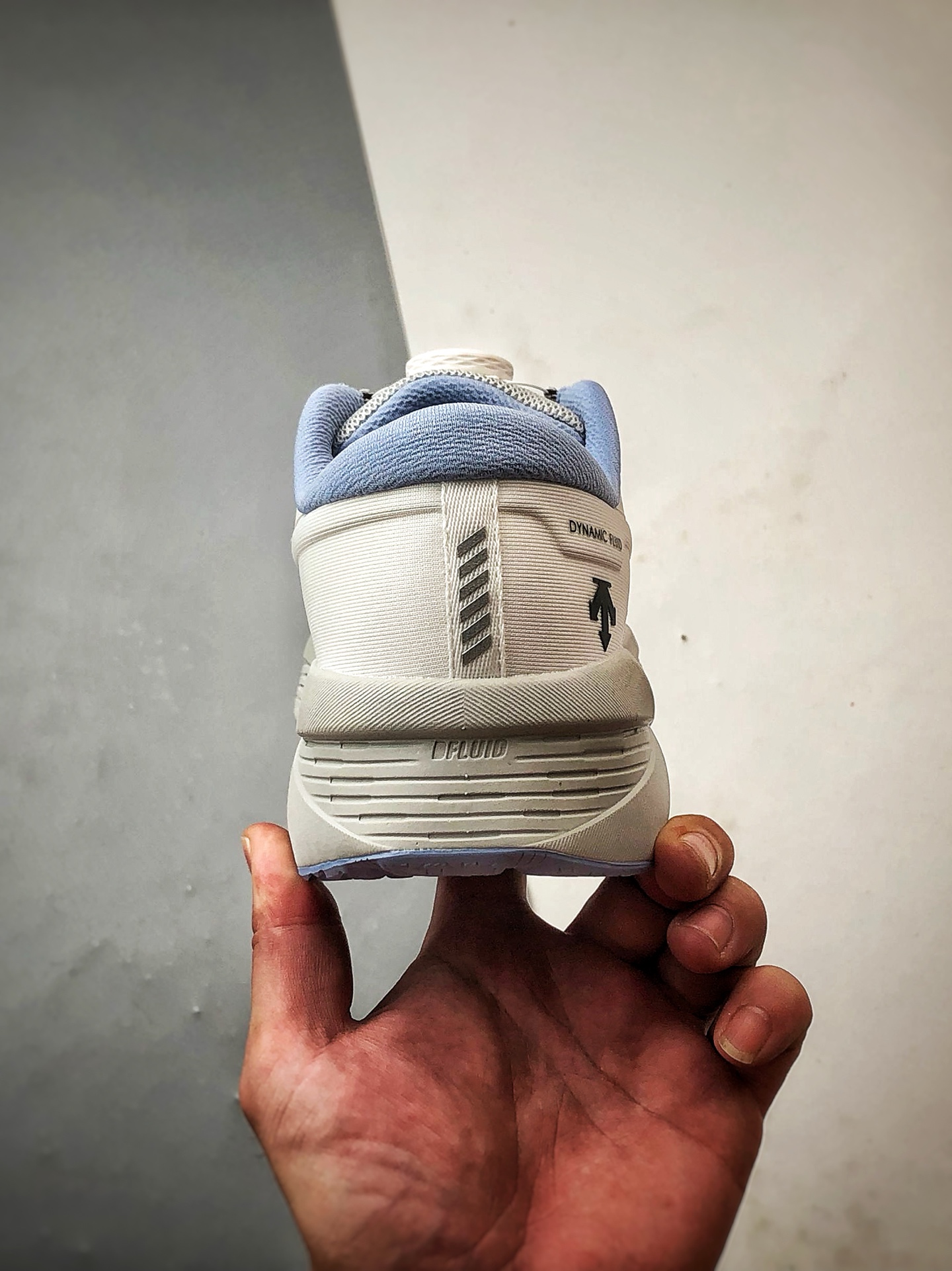 280 迪桑特Descente Enerzite 白灰蓝 时尚休闲简约透气运动跑步鞋