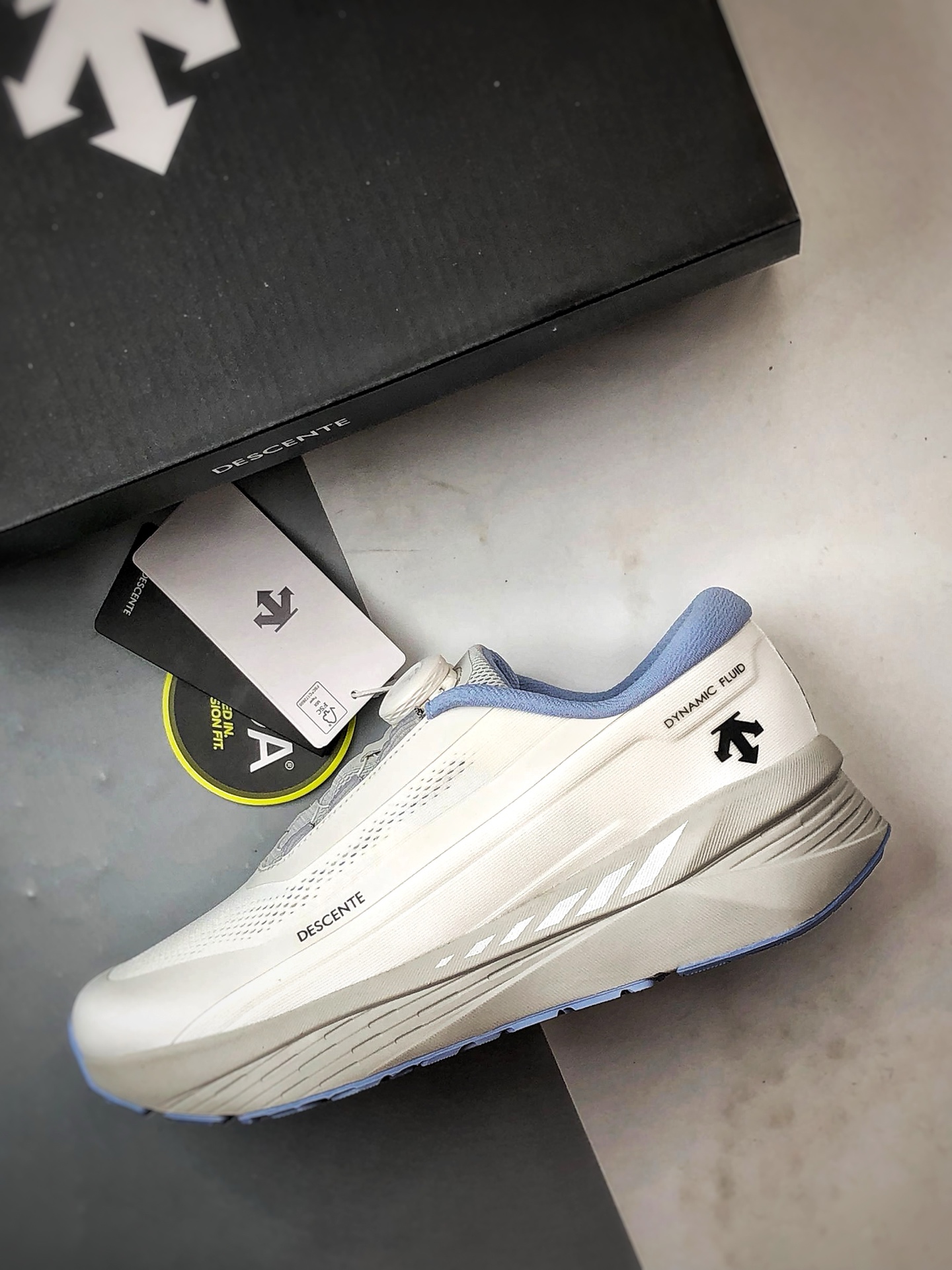 280 迪桑特Descente Enerzite 白灰蓝 时尚休闲简约透气运动跑步鞋