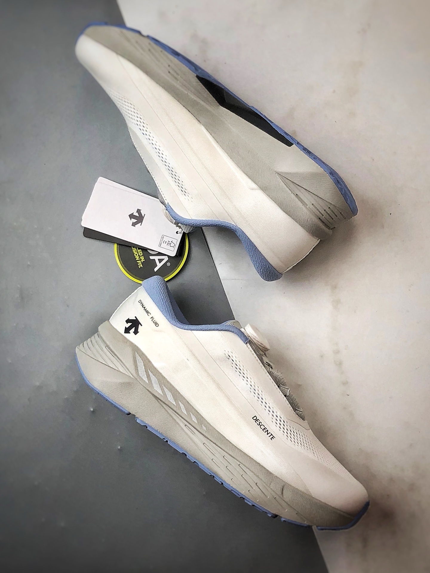 280 迪桑特Descente Enerzite 白灰蓝 时尚休闲简约透气运动跑步鞋