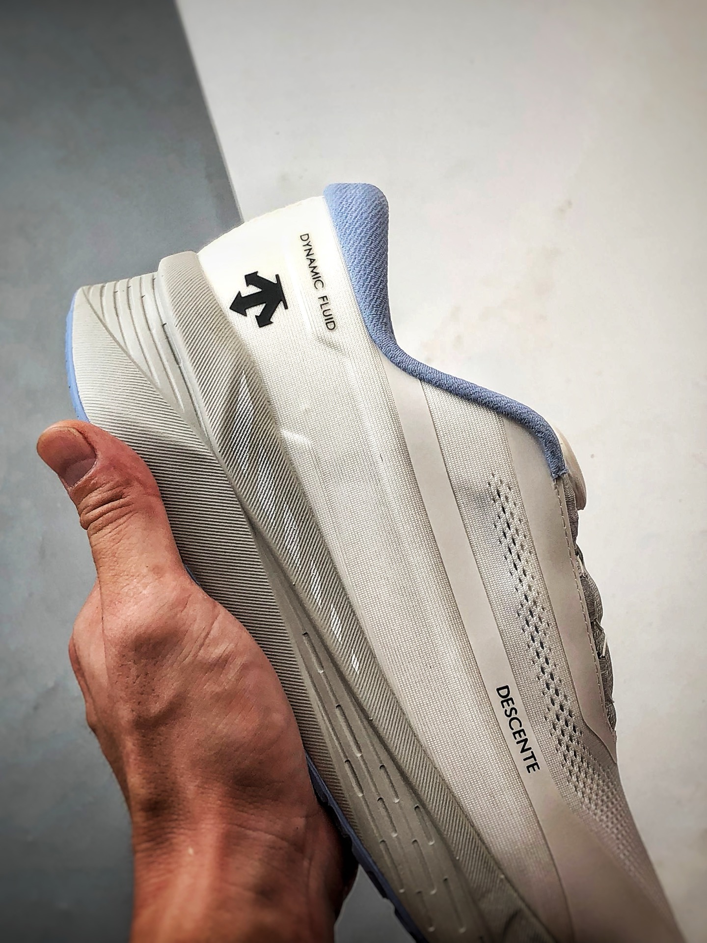 280 迪桑特Descente Enerzite 白灰蓝 时尚休闲简约透气运动跑步鞋