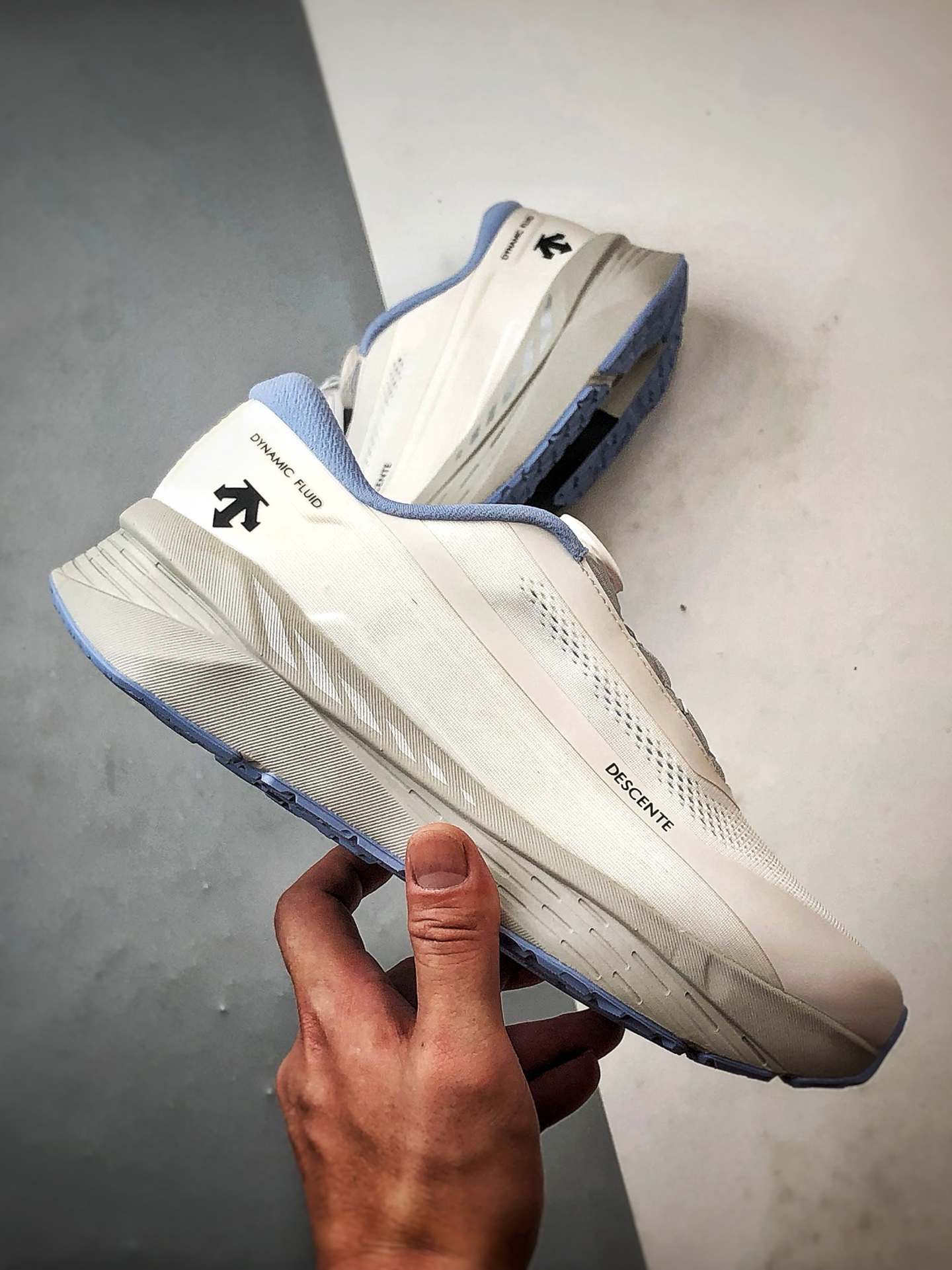 280 迪桑特Descente Enerzite 白灰蓝 时尚休闲简约透气运动跑步鞋