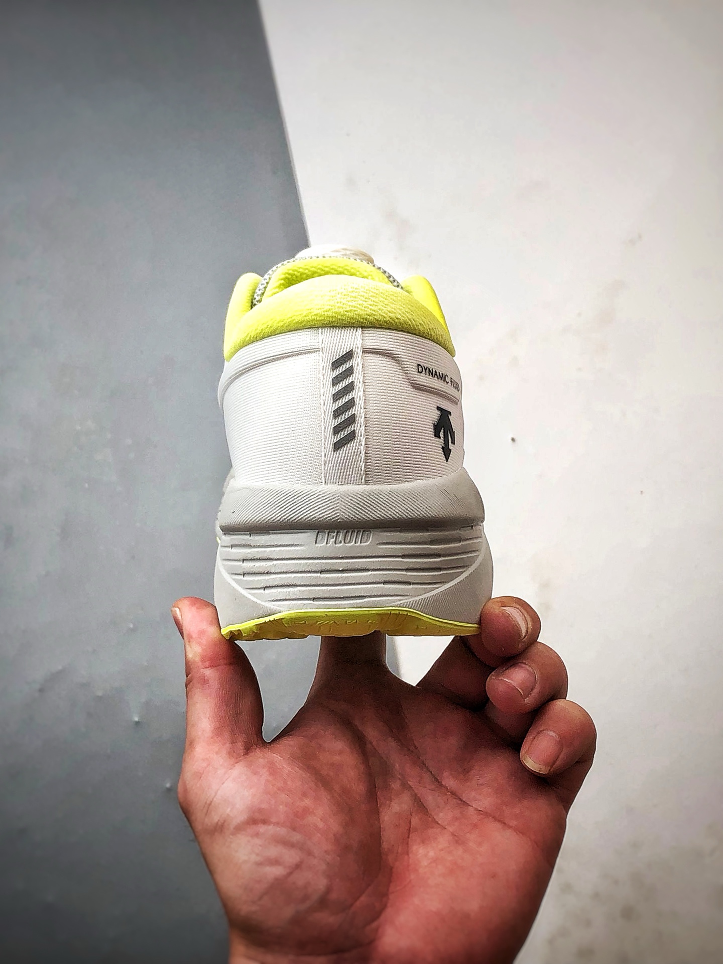 280 迪桑特Descente Enerzite 白灰黄 时尚休闲简约透气运动跑步鞋