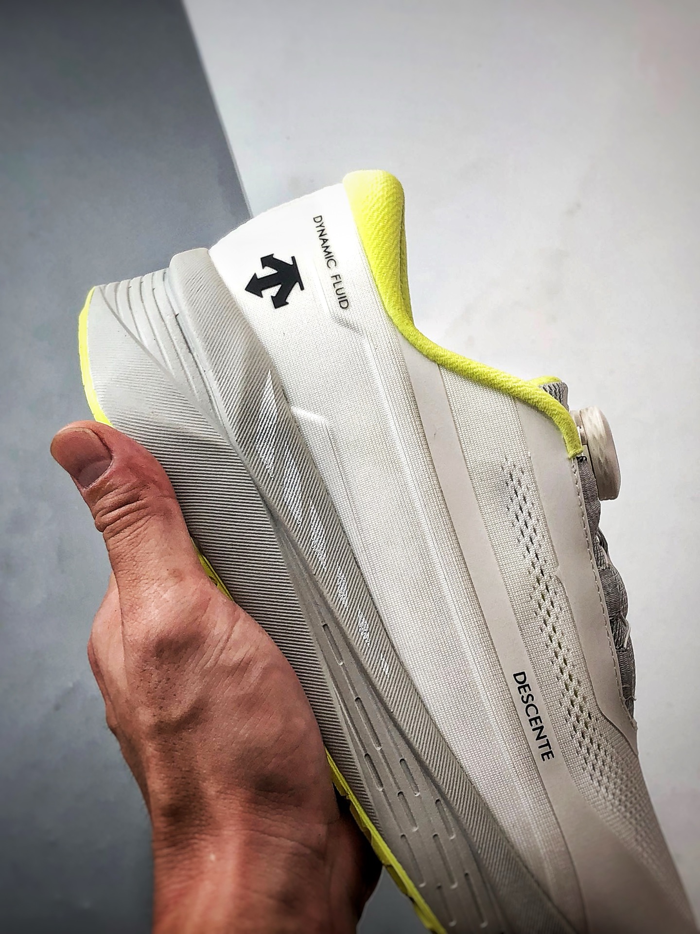 280 迪桑特Descente Enerzite 白灰黄 时尚休闲简约透气运动跑步鞋