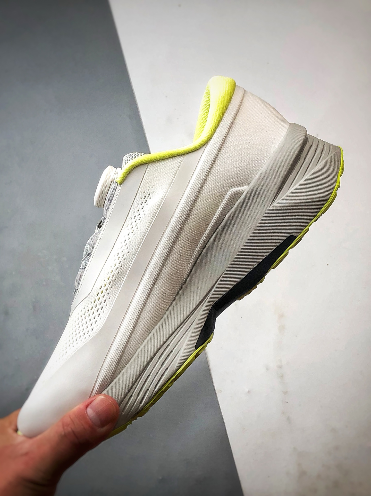 280 迪桑特Descente Enerzite 白灰黄 时尚休闲简约透气运动跑步鞋