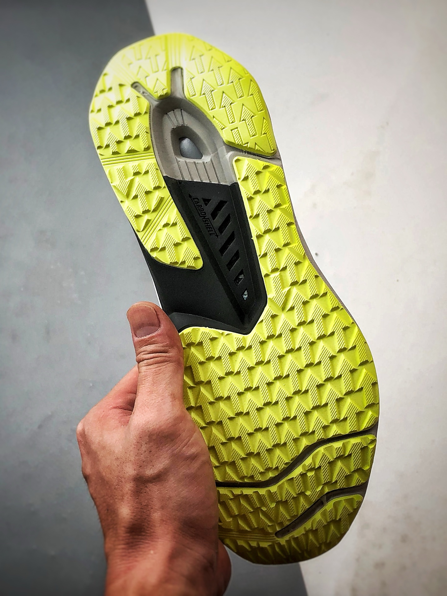 280 迪桑特Descente Enerzite 白灰黄 时尚休闲简约透气运动跑步鞋