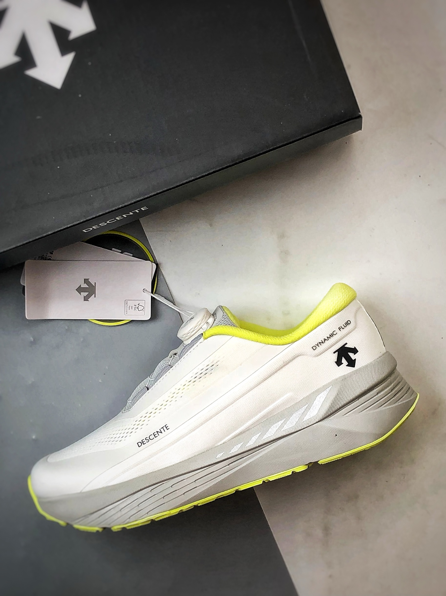 280 迪桑特Descente Enerzite 白灰黄 时尚休闲简约透气运动跑步鞋