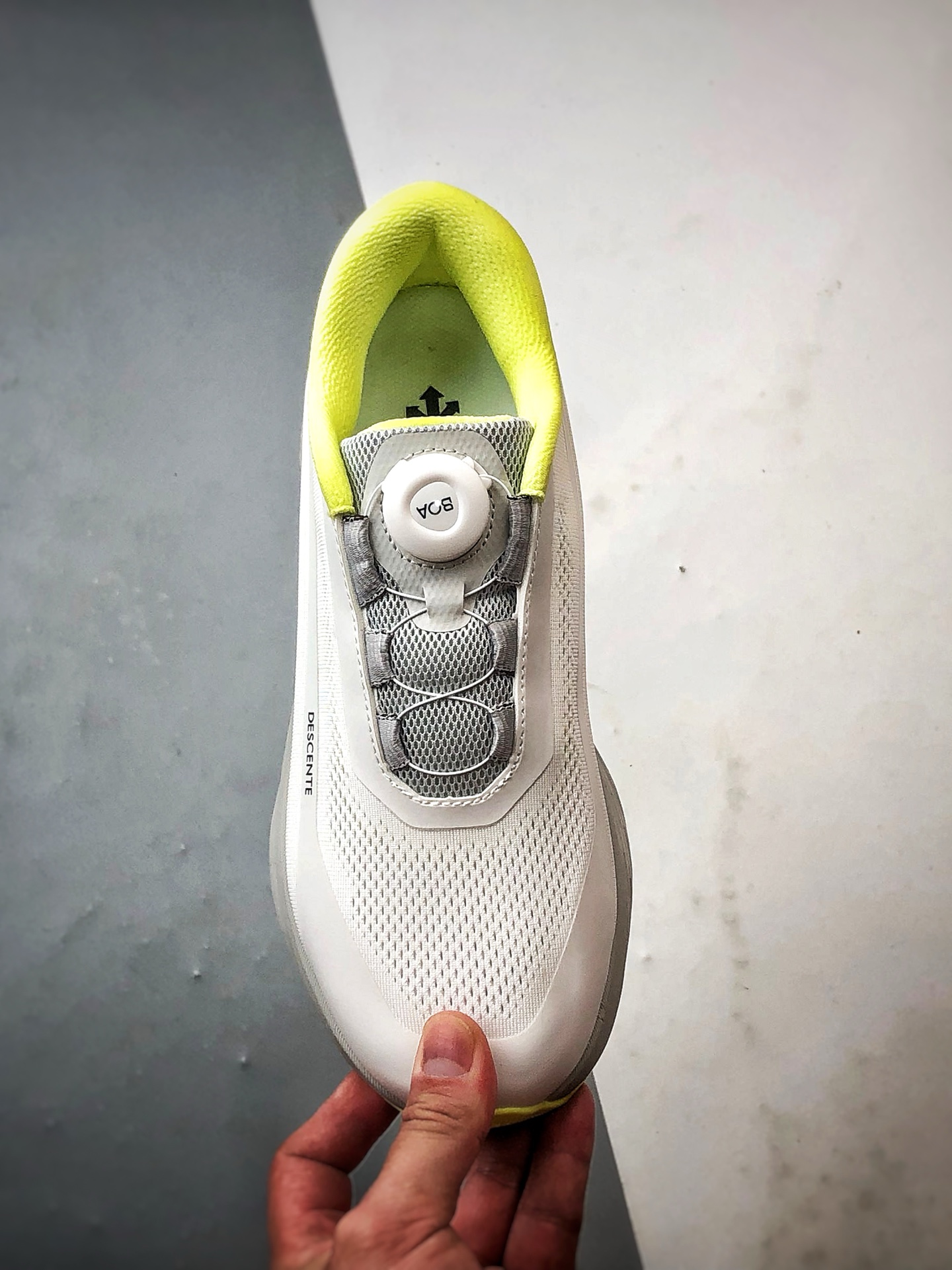 280 迪桑特Descente Enerzite 白灰黄 时尚休闲简约透气运动跑步鞋