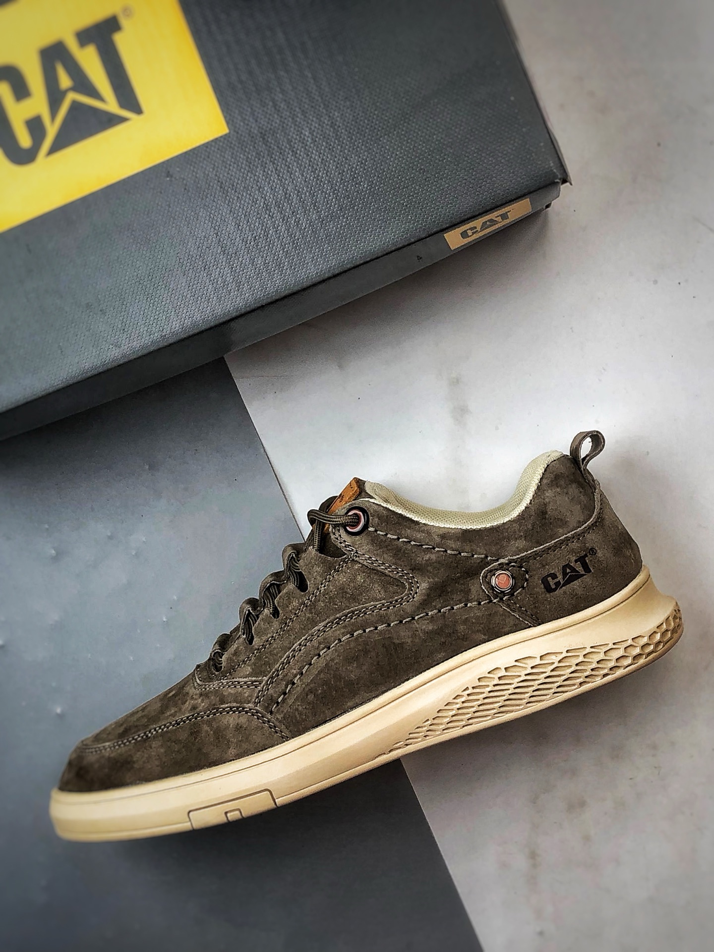 240 CAT/卡特 硬汉推土机品牌 浅咖色 徒步旅行者百搭休闲旅游休闲鞋 P717911