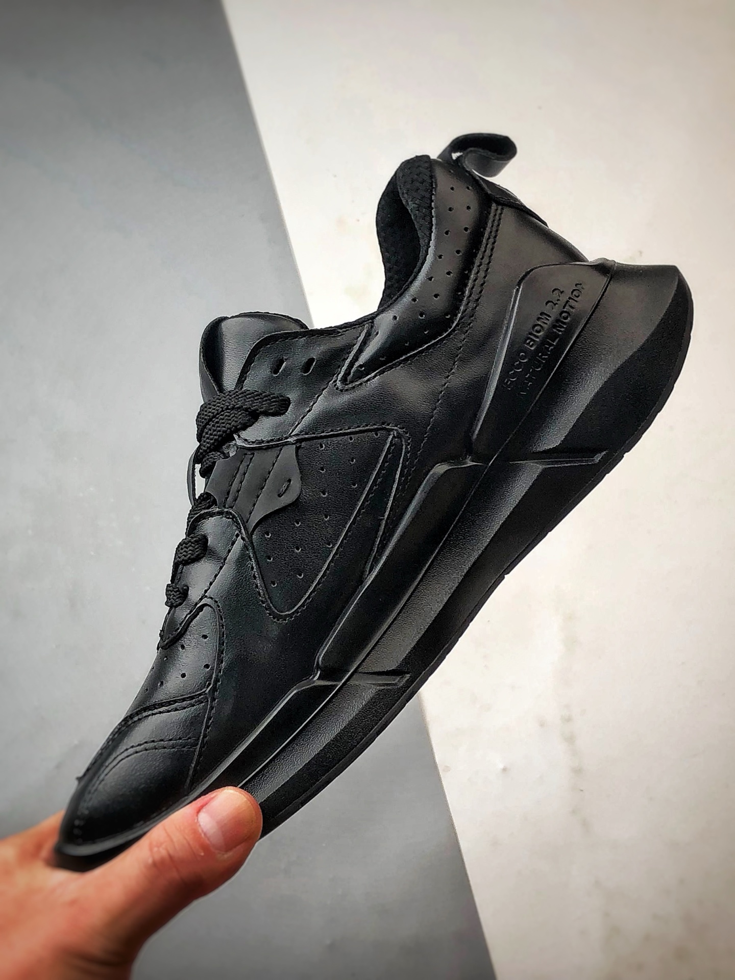 Ecco/爱步 Biom 2.2皮面系列 25新款 舒适百搭时尚运动健步鞋 8308448