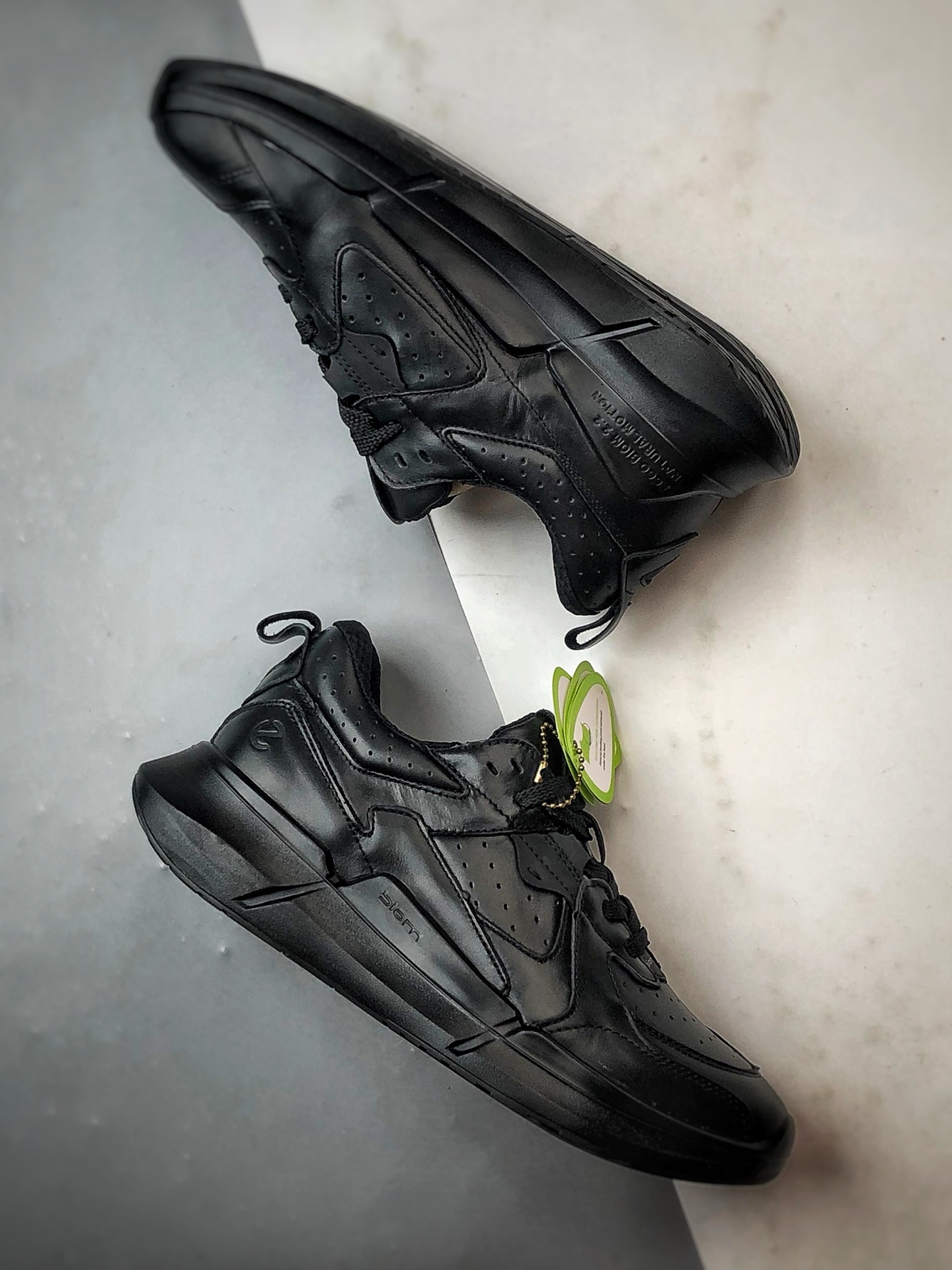 Ecco/爱步 Biom 2.2皮面系列 25新款 舒适百搭时尚运动健步鞋 8308448