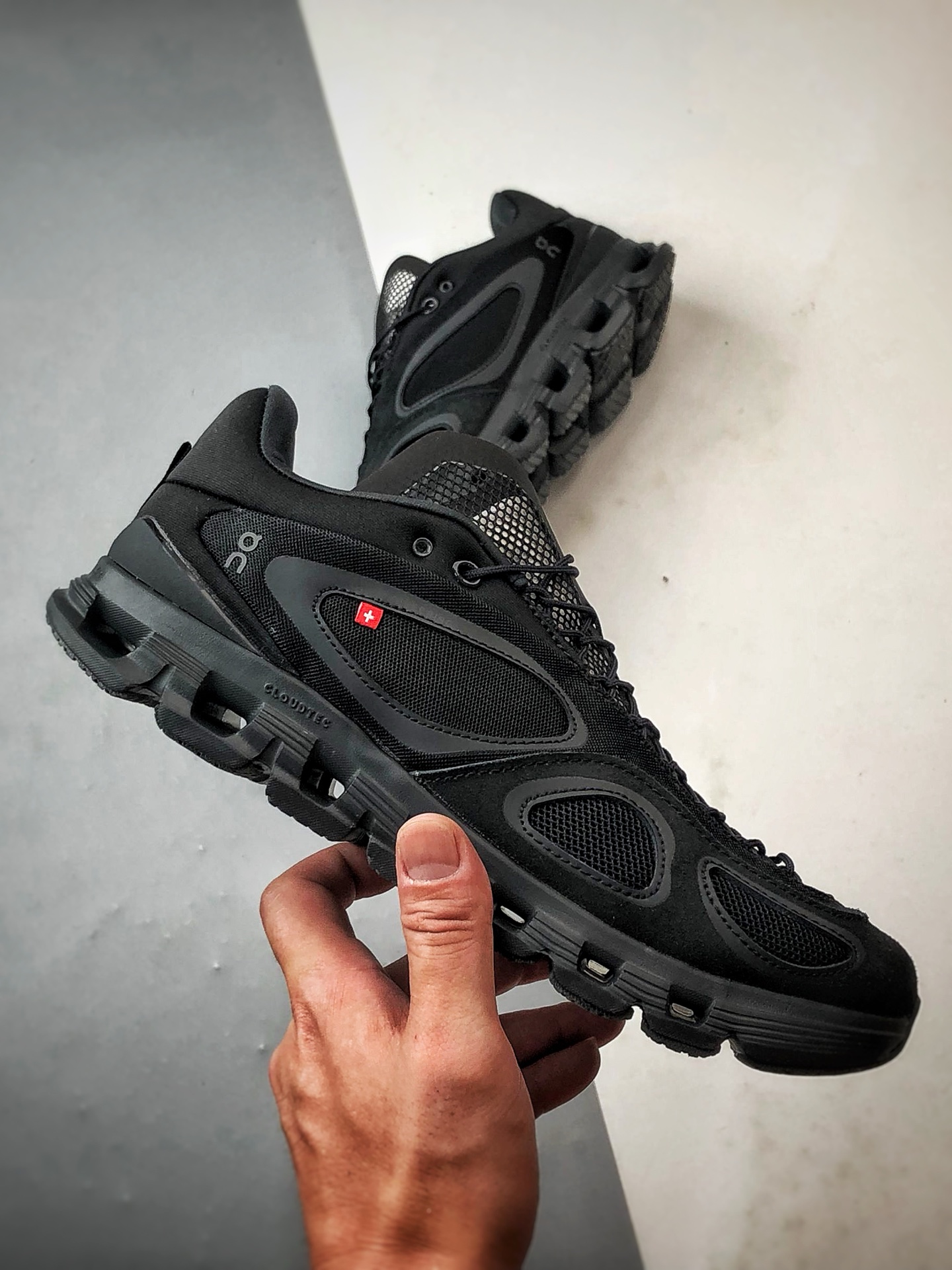 FKA Twigs x On昂跑 Cloud X 黑色 联名款舒适轻盈多功能综合低帮跑步鞋-Top High Quatity Cheap Sneakers Fashion Clothing Clothes Bags handbags Shoes of all Brand wholesale With The best Quality And Beautiful Price from China Factory Chinese suppliers wholesaler seller FKA Twigs x On昂跑 Cloud X 黑色 联名款舒适轻盈多功能综合低帮跑步鞋